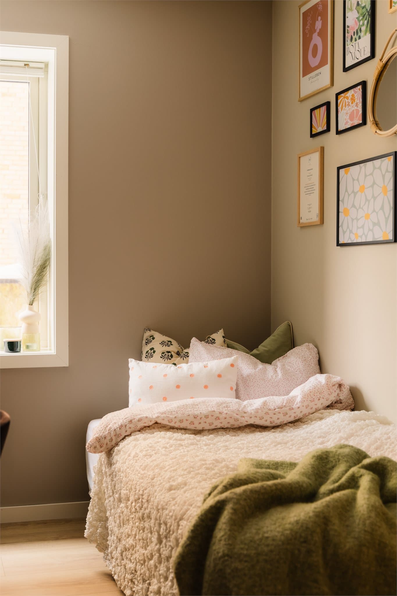 Vinduet gir godt med dagslys, og rommet er lett å innrede etter behov.