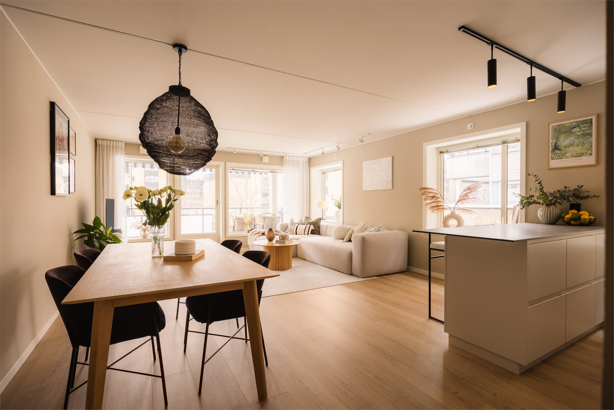 I det du går inn i stuen legger du merke til de store vindusflatene som slipper inn masse dagslys. Dette gir stuen en luftig atmosfære som skaper trivsel sammen med de delikate fargene.