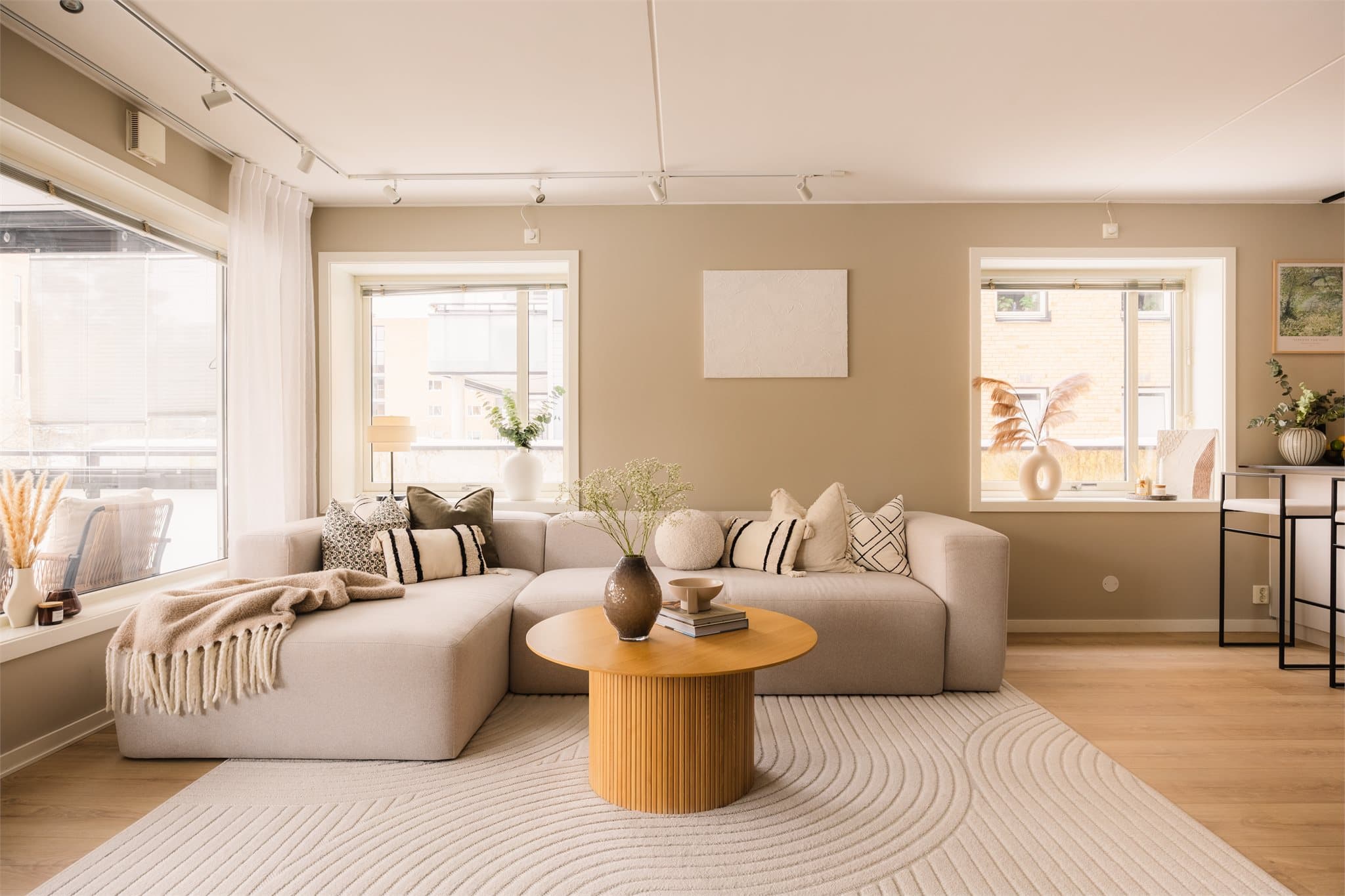 Rommet er enkelt å møblere med naturlige soner for sofagruppe og spisebord.