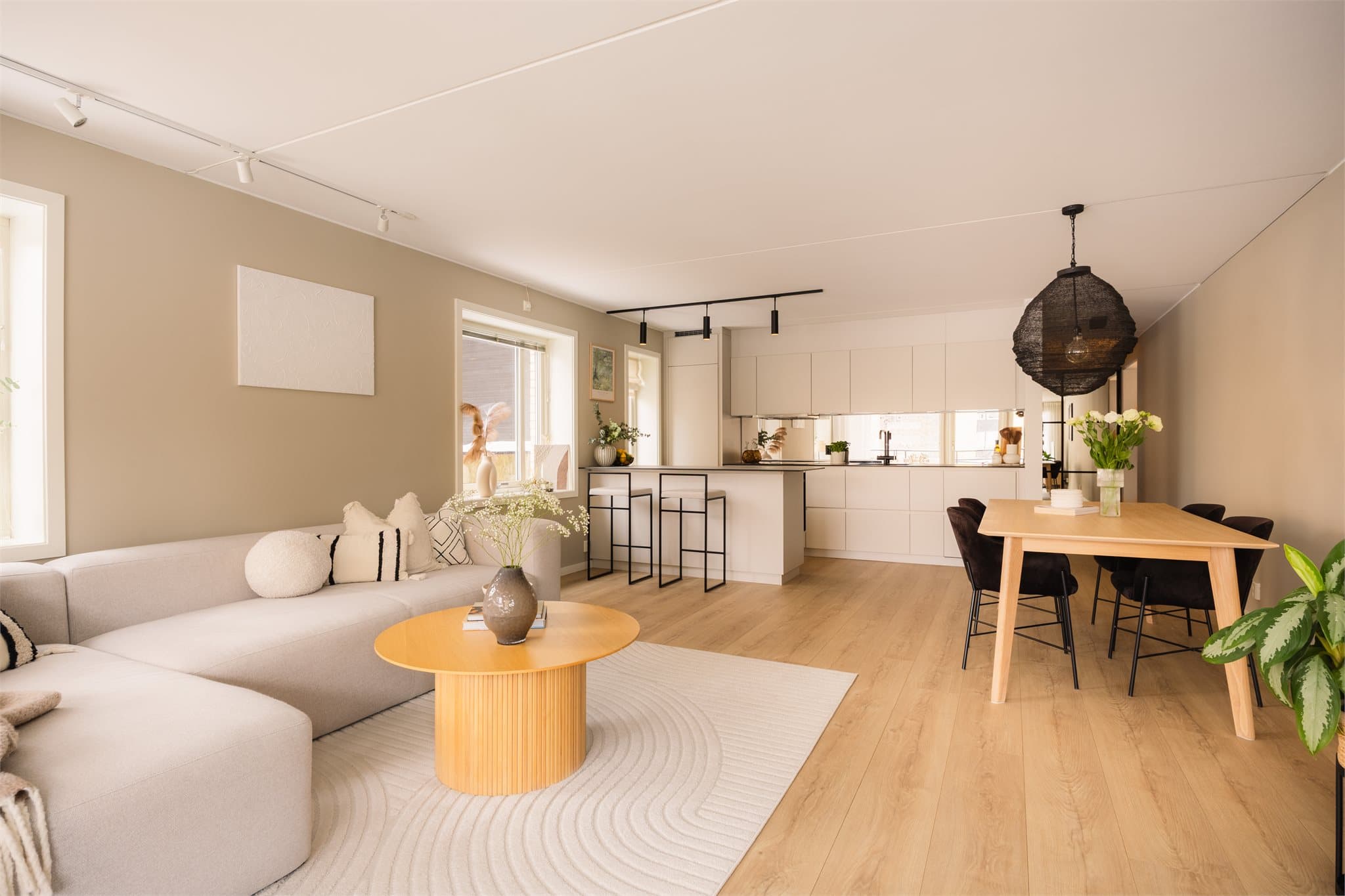 Lys og flott stue med tidsriktige farger som gir en behagelig atmosfære.