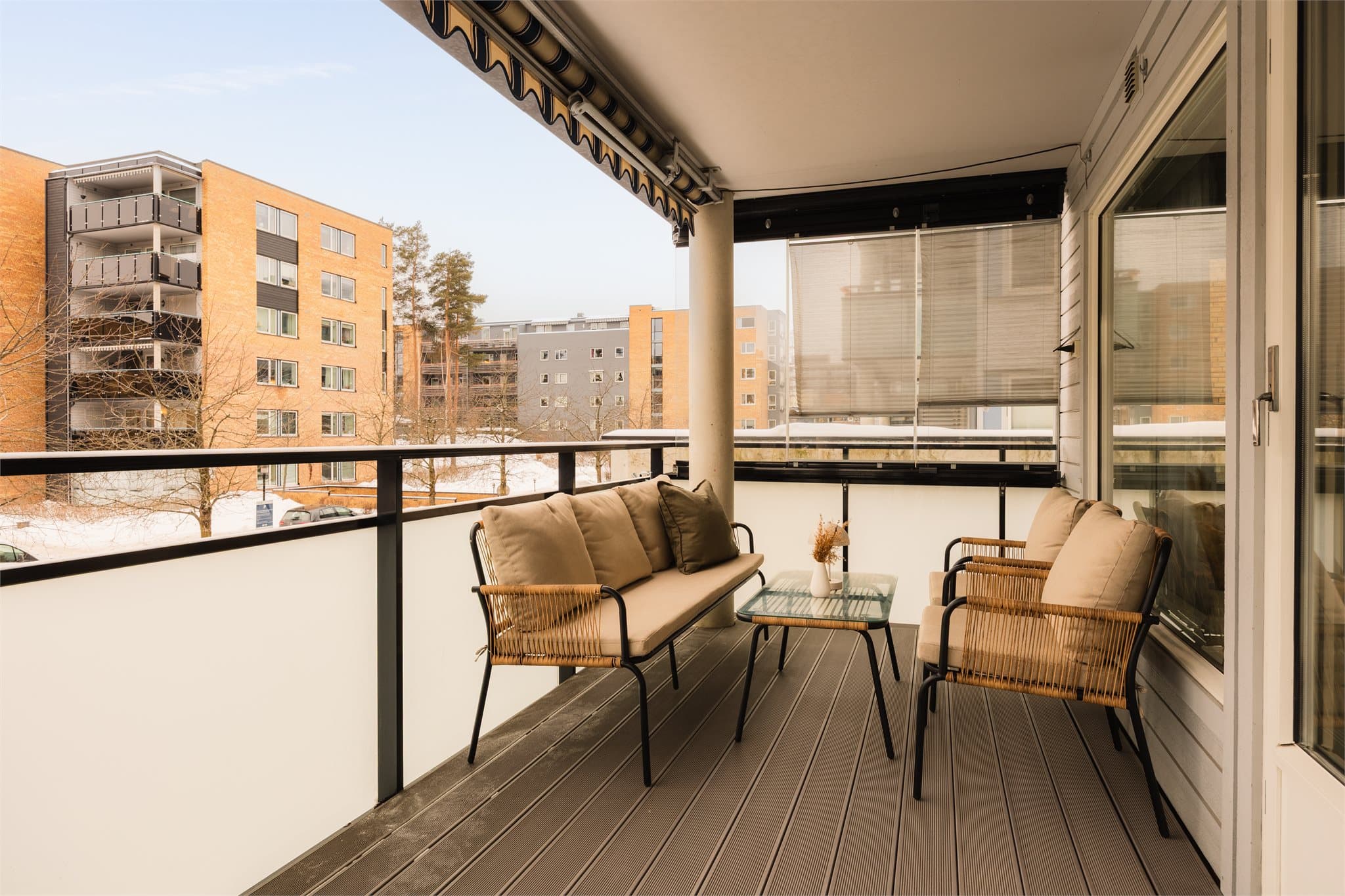 Den romslige balkongen har god plass til utemøbler. Gass- og elektrisk grill er tillatt.