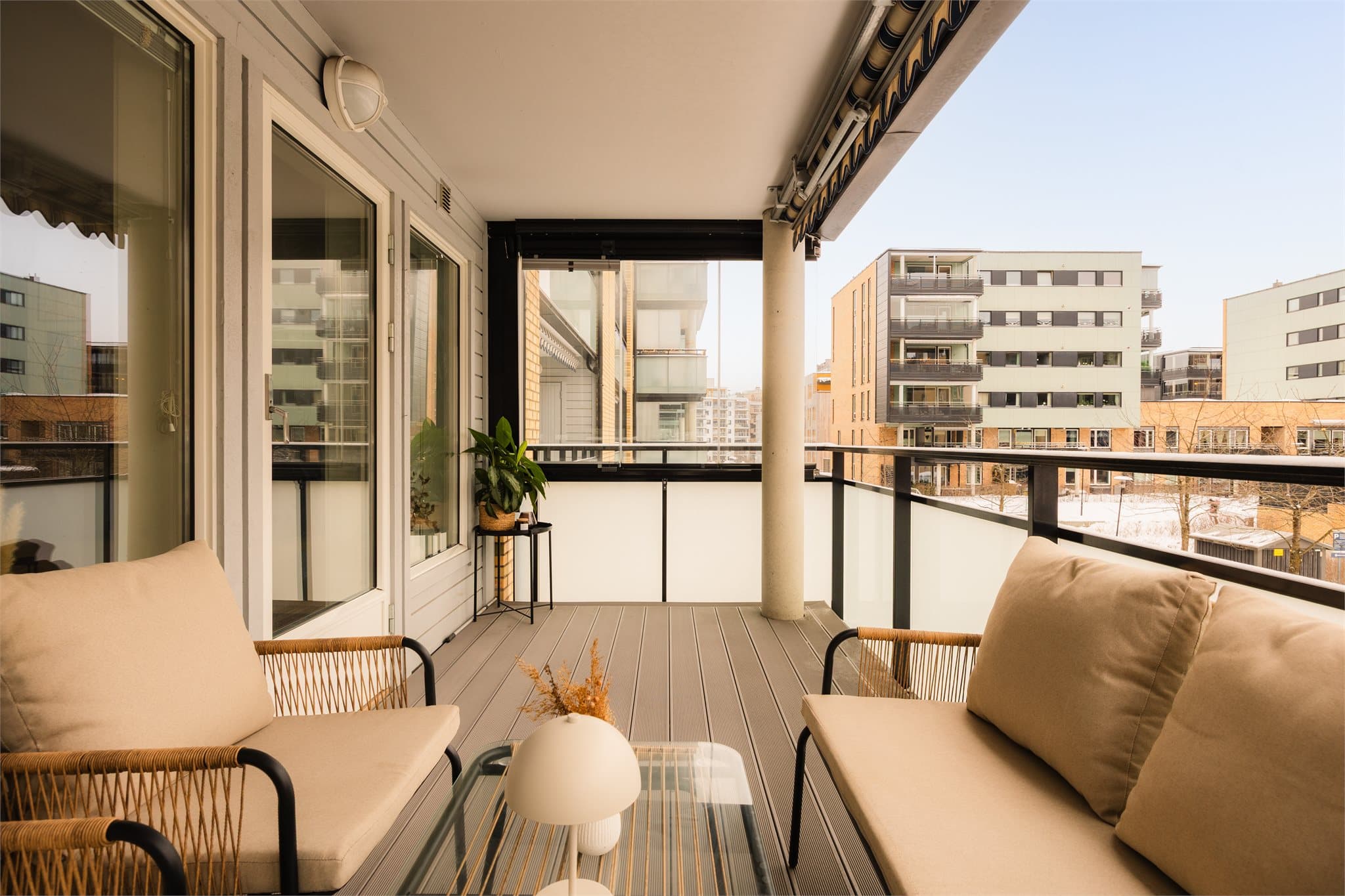 Balkongen fungerer som en fin forlengelse av stuen, med kort vei til flotte turmuligheter i nærområdet.