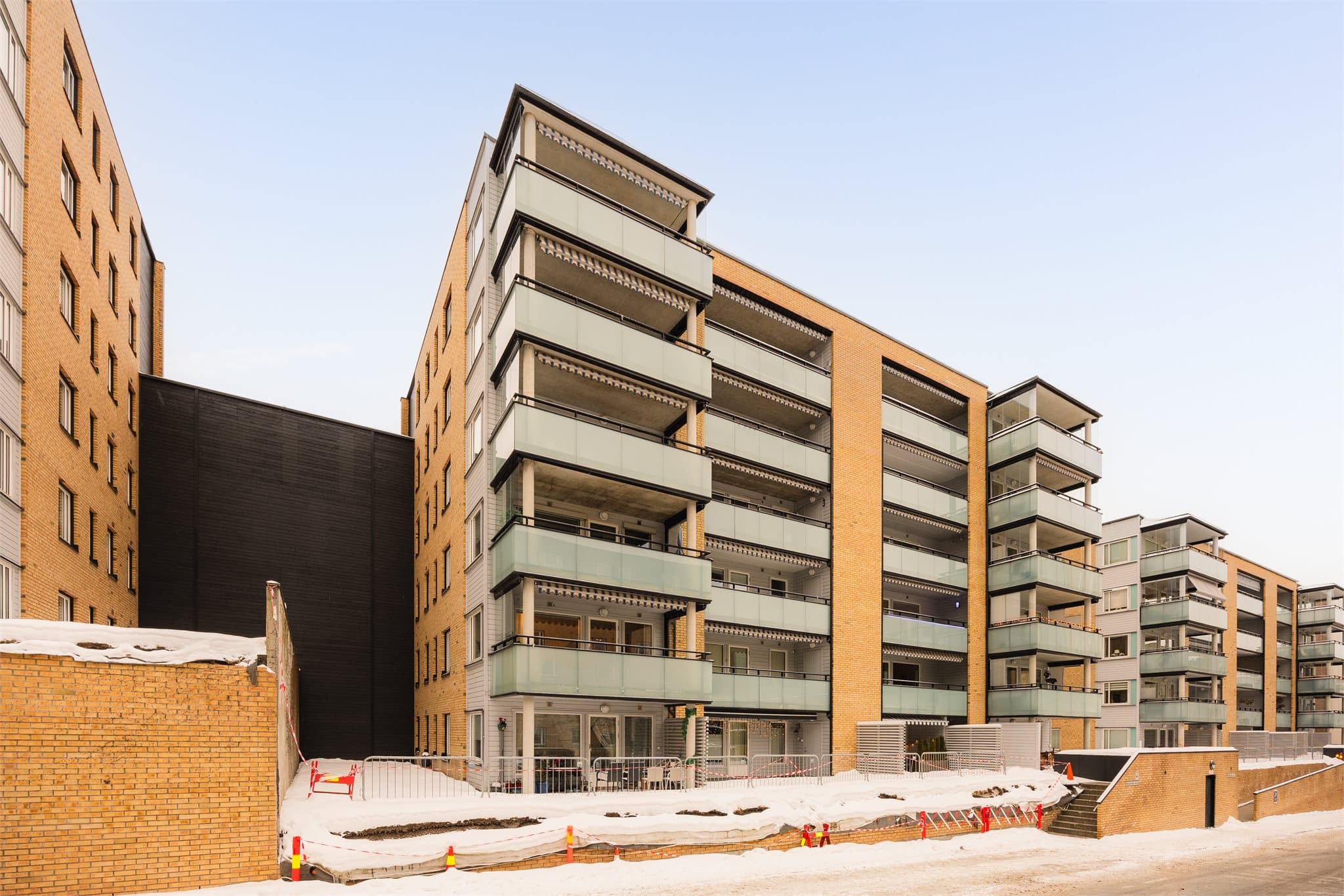 Leiligheten ligger i Rolvsrud Park borettslag, med Lørenskog sentrum og bussterminal kun minutter unna.