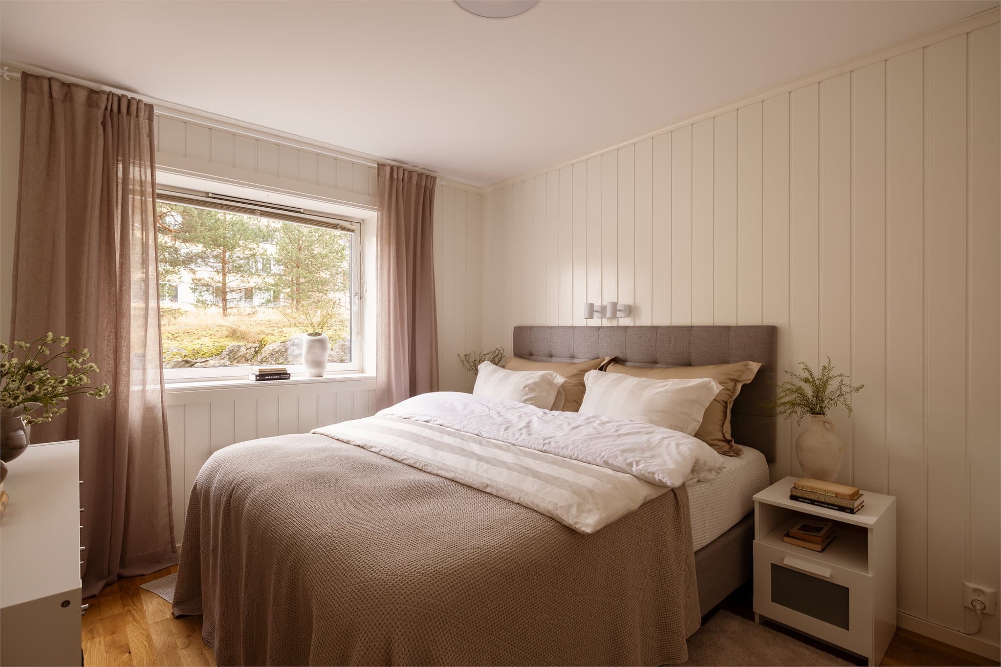 Hovedsoverommet har god plass til dobbeltseng og garderobeløsning.