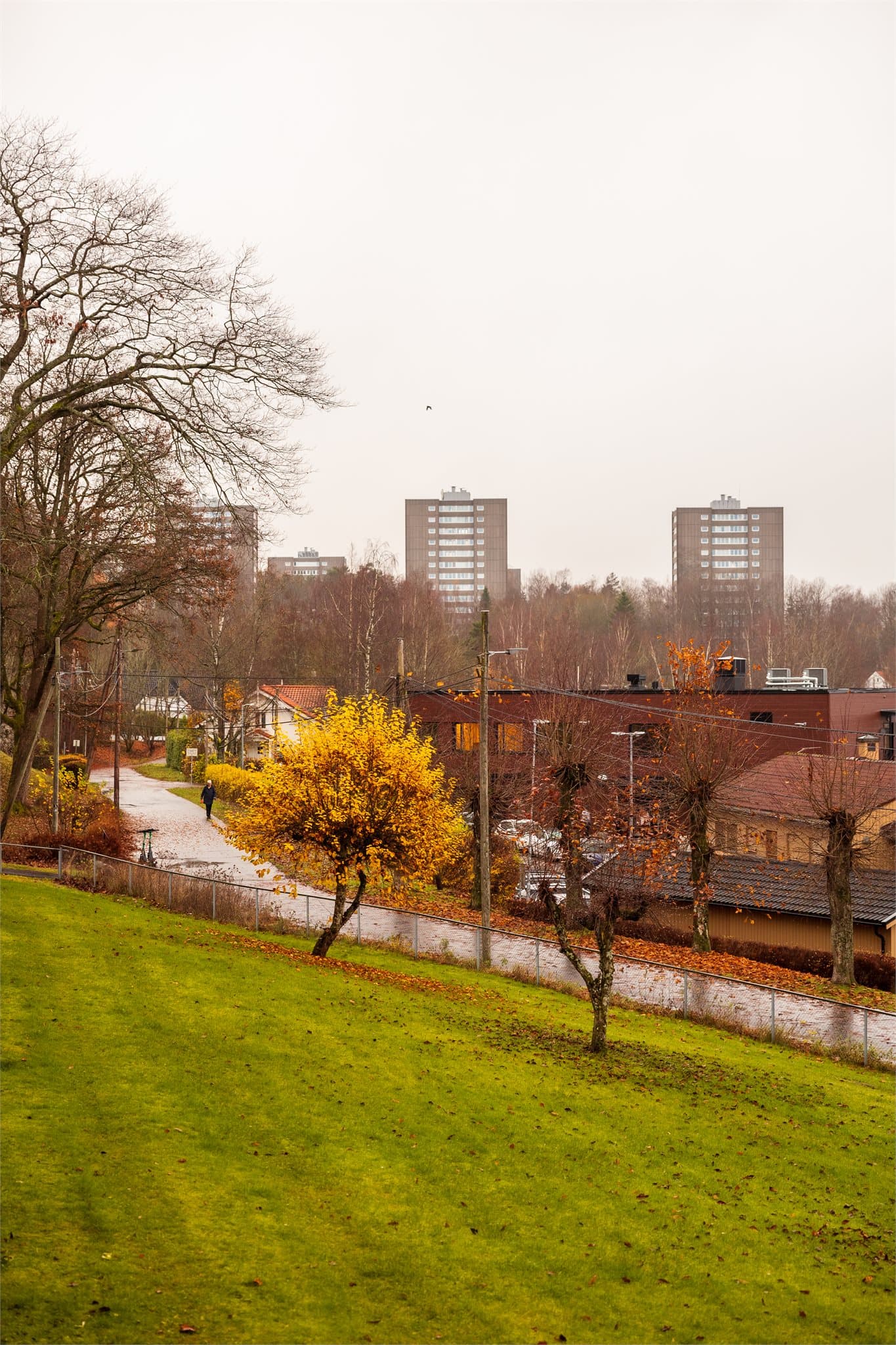 Leiligheten ligger høyt og fritt på Trosterud, med store, grønne fellesarealer mellom byggene.
