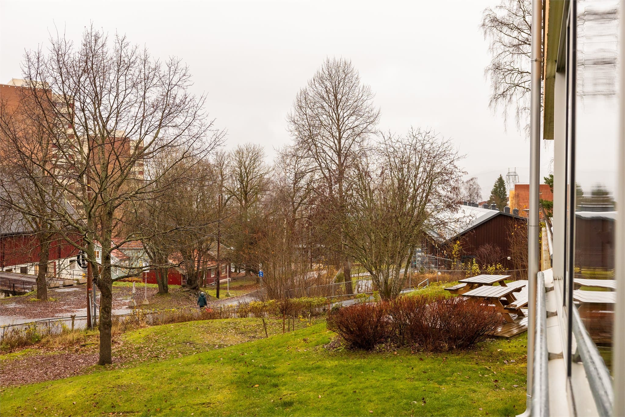 Fra eiendommen er det gangavstand til både Haugerud og Trosterud nærsenter.