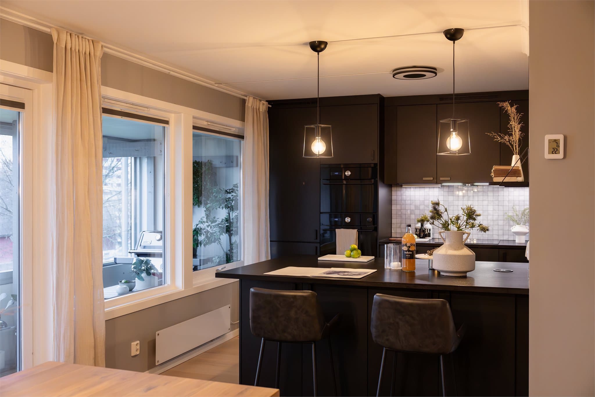 Her er det to stekeovner i høyskap, hvorav den ene er en kombinert stekeovn og mikrobølgeovn.