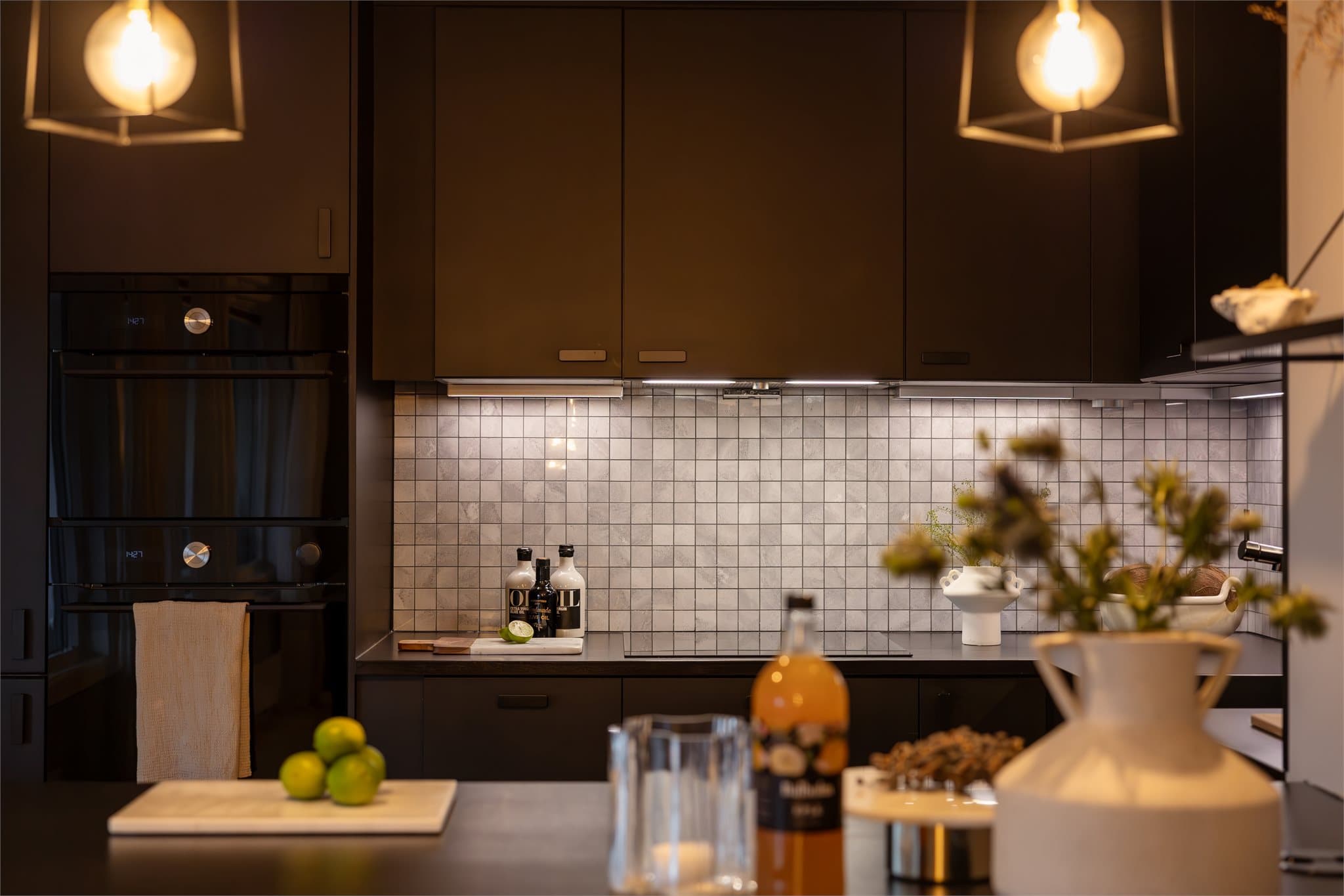 Kjøkkenet er utstyrt med induksjonstopp, integrert kjøleskap/fryser og oppvaskmaskin.