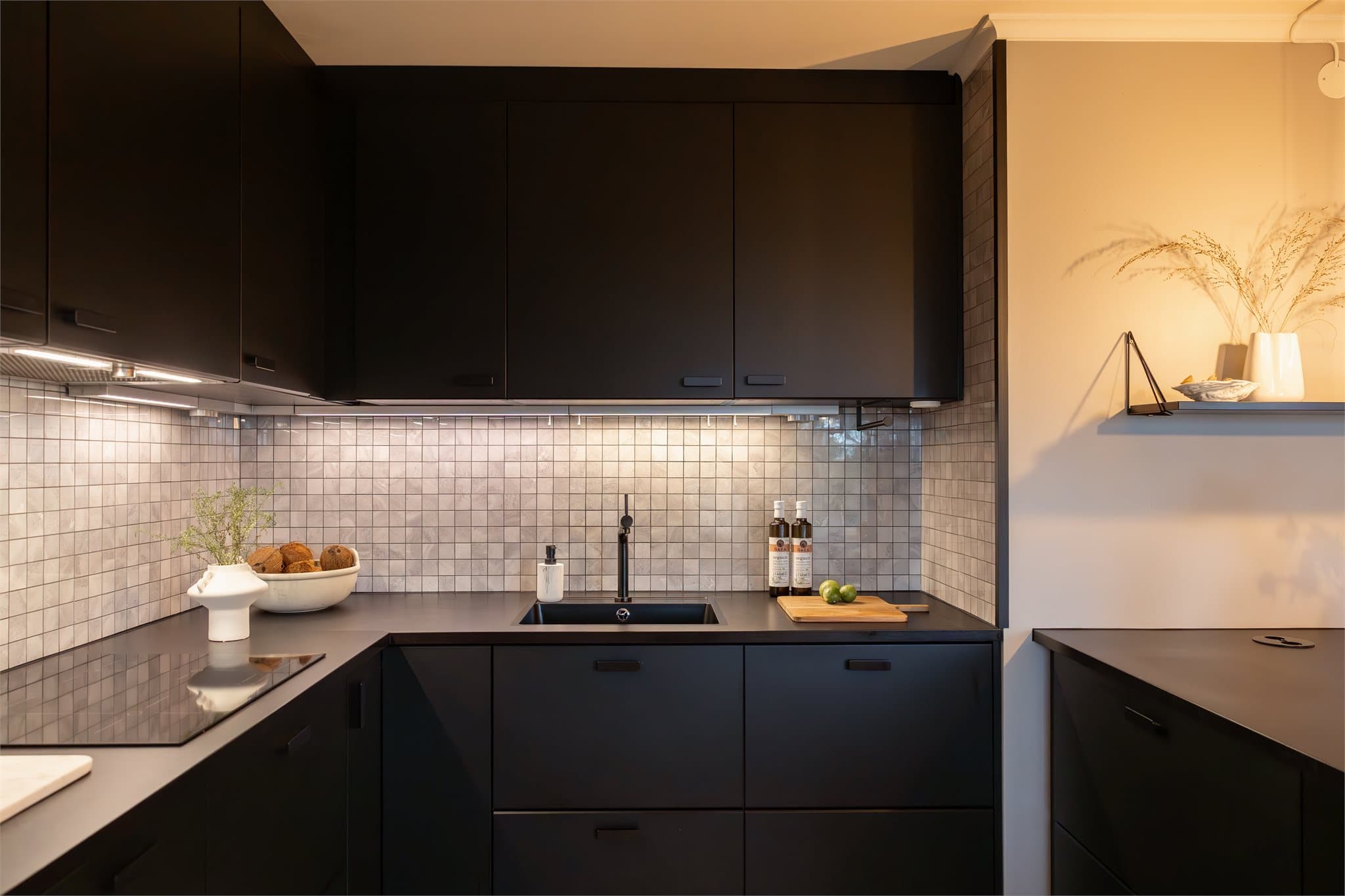 Komfyrvakt og lekkasjestopper er installert for ekstra trygghet.