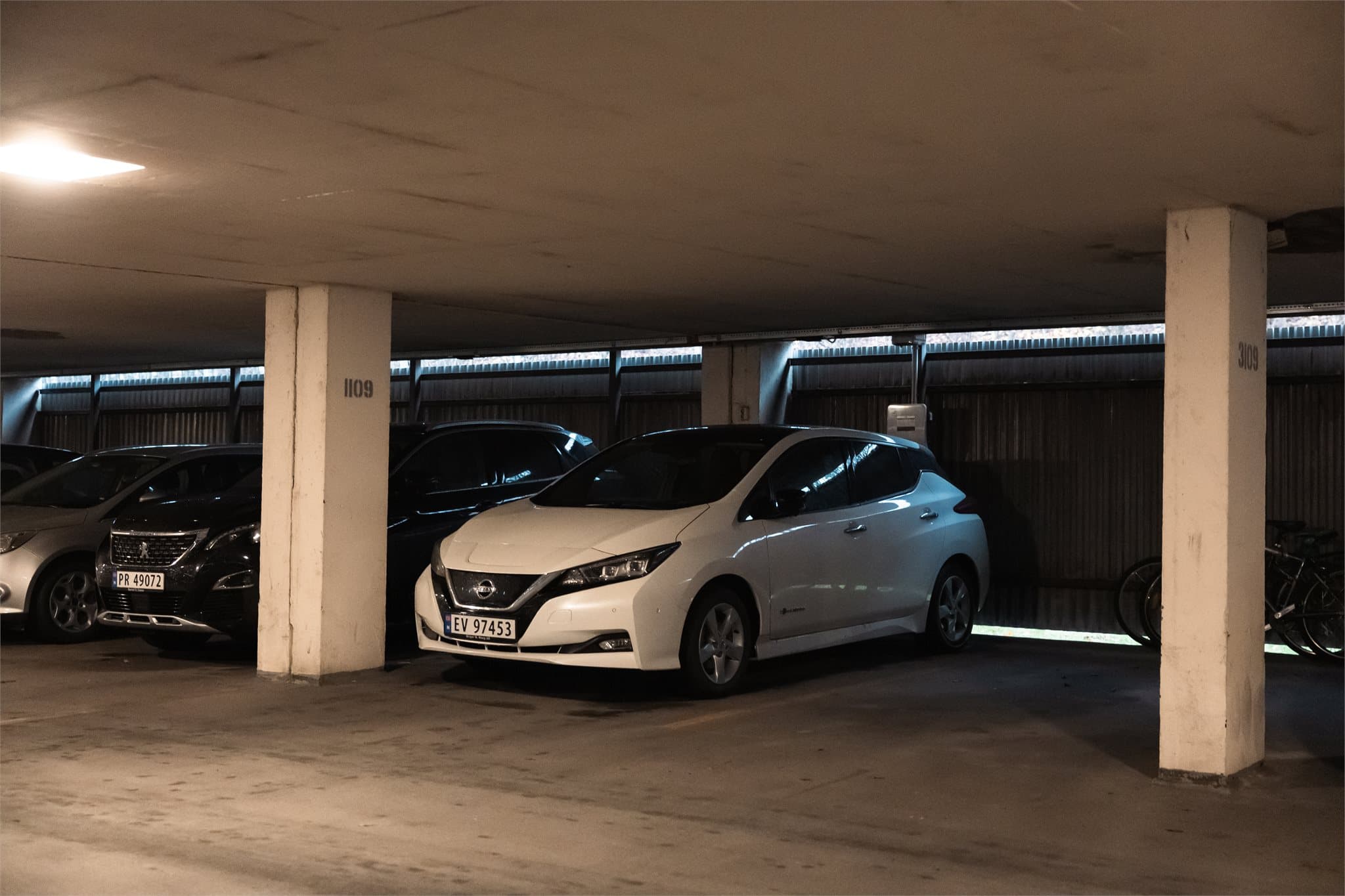 Det medfølger en fast garasjeplass i felles anlegg, utstyrt med elbillader.