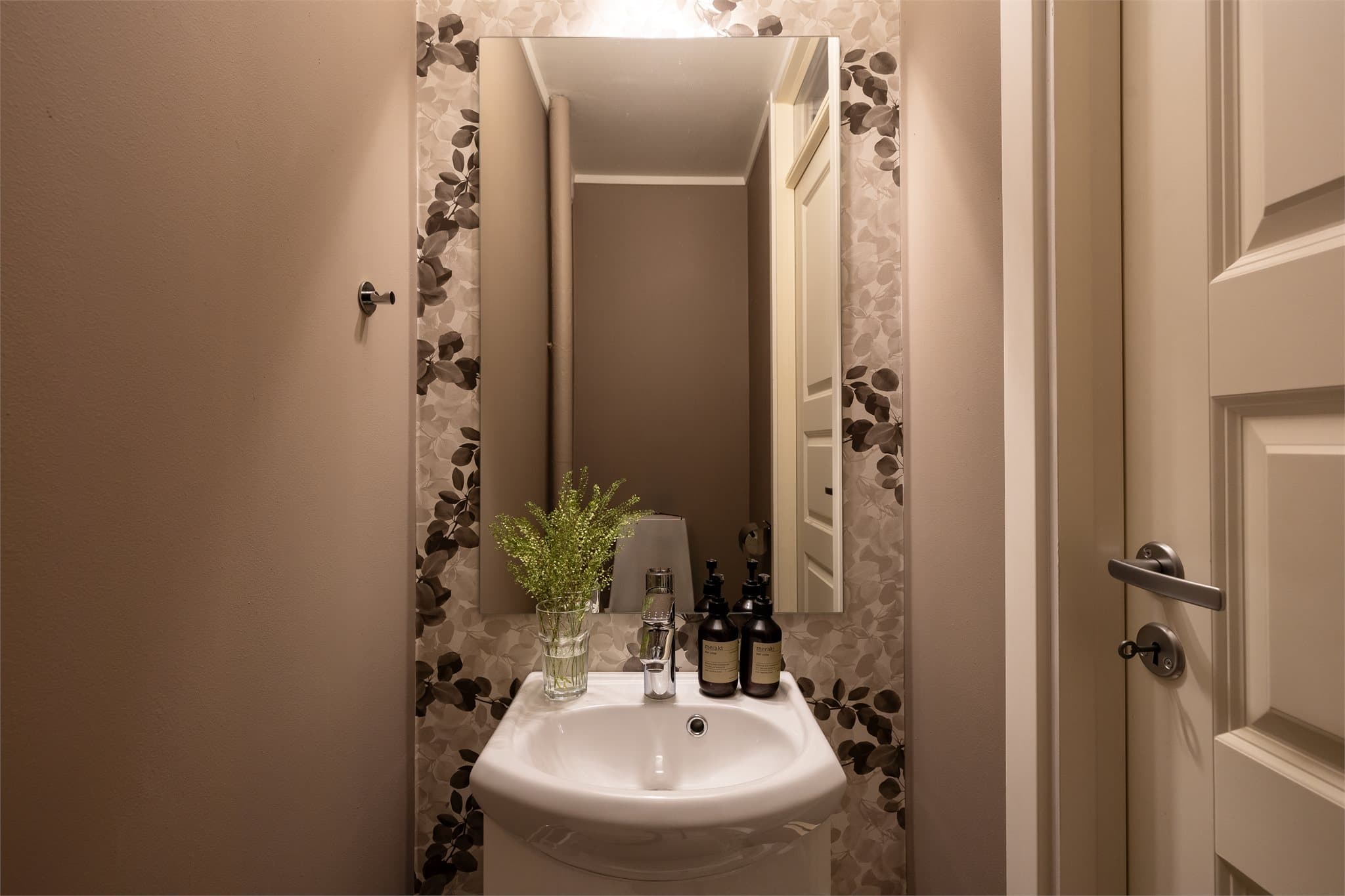 Rommet er utstyrt med gulvstående toalett og en servant.