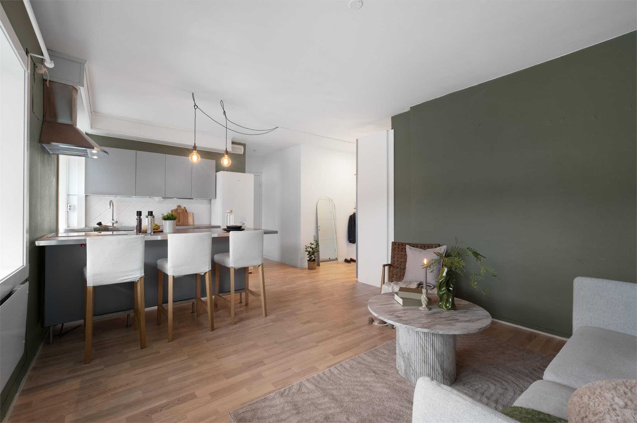 - Leiligheten har gjennomgående lik parkett på gulv i stue/kjøkken/entré fra 2023 -