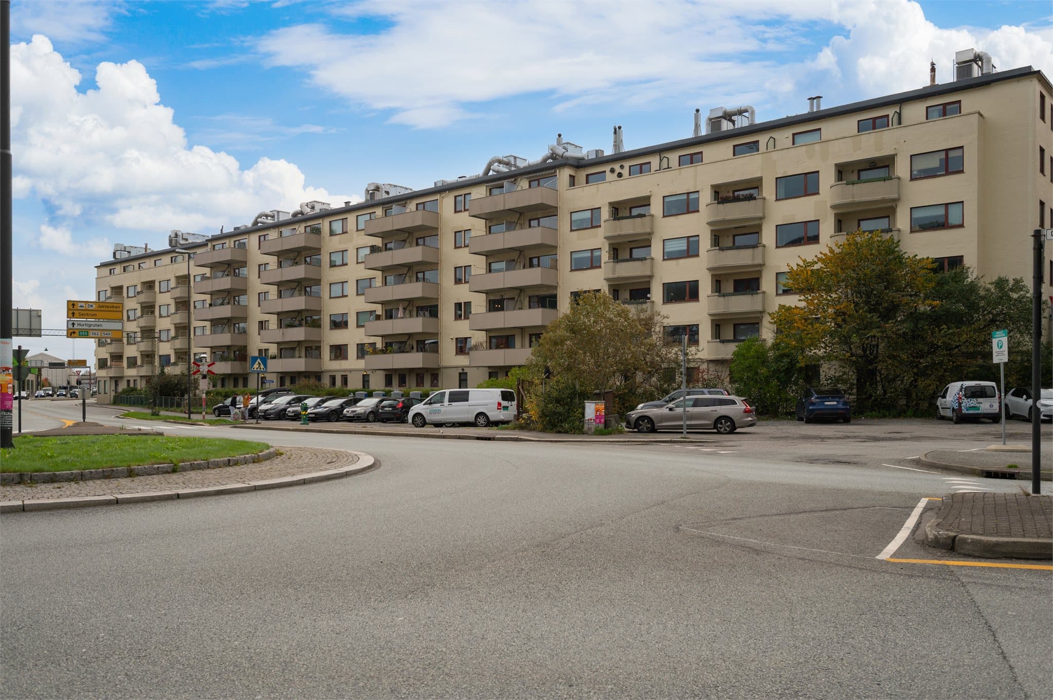 - Borettslaget har en parkeringsplass utenfor. Parkeringsplasser tildeles etter ansiennitet -