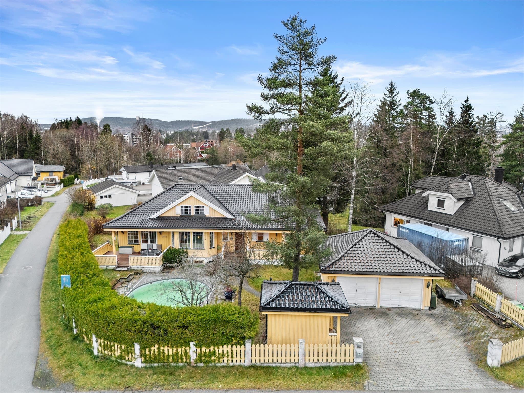 - Trygt og rolig nærområde, med god avstand til naboer -