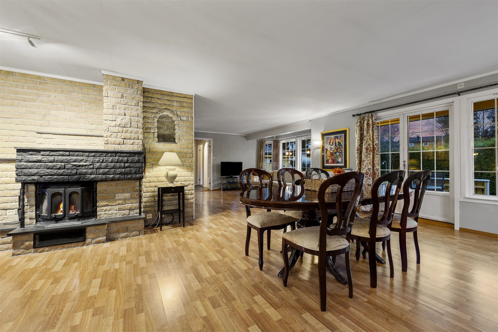 Hovedetasjen byr på et hjem med tydelig struktur og store rom