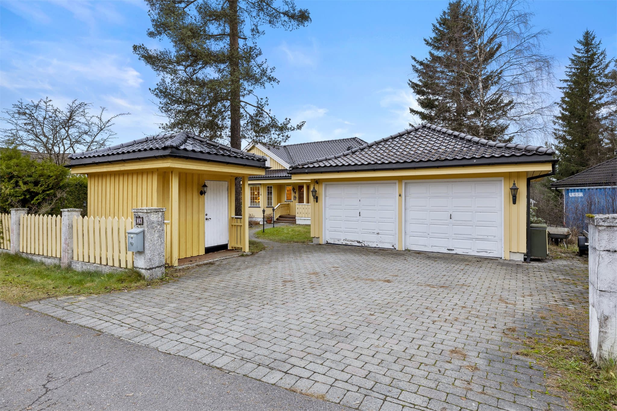 Garasje og stor gårdsplass med plass til flere biler