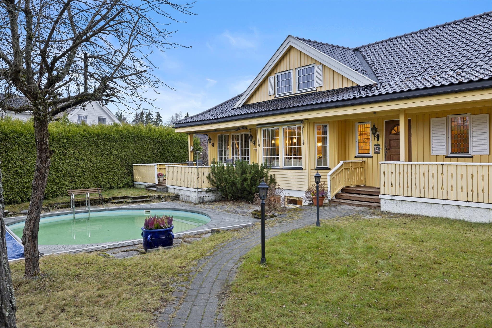 Usjenert solrikt bassengområder med god plass rundt