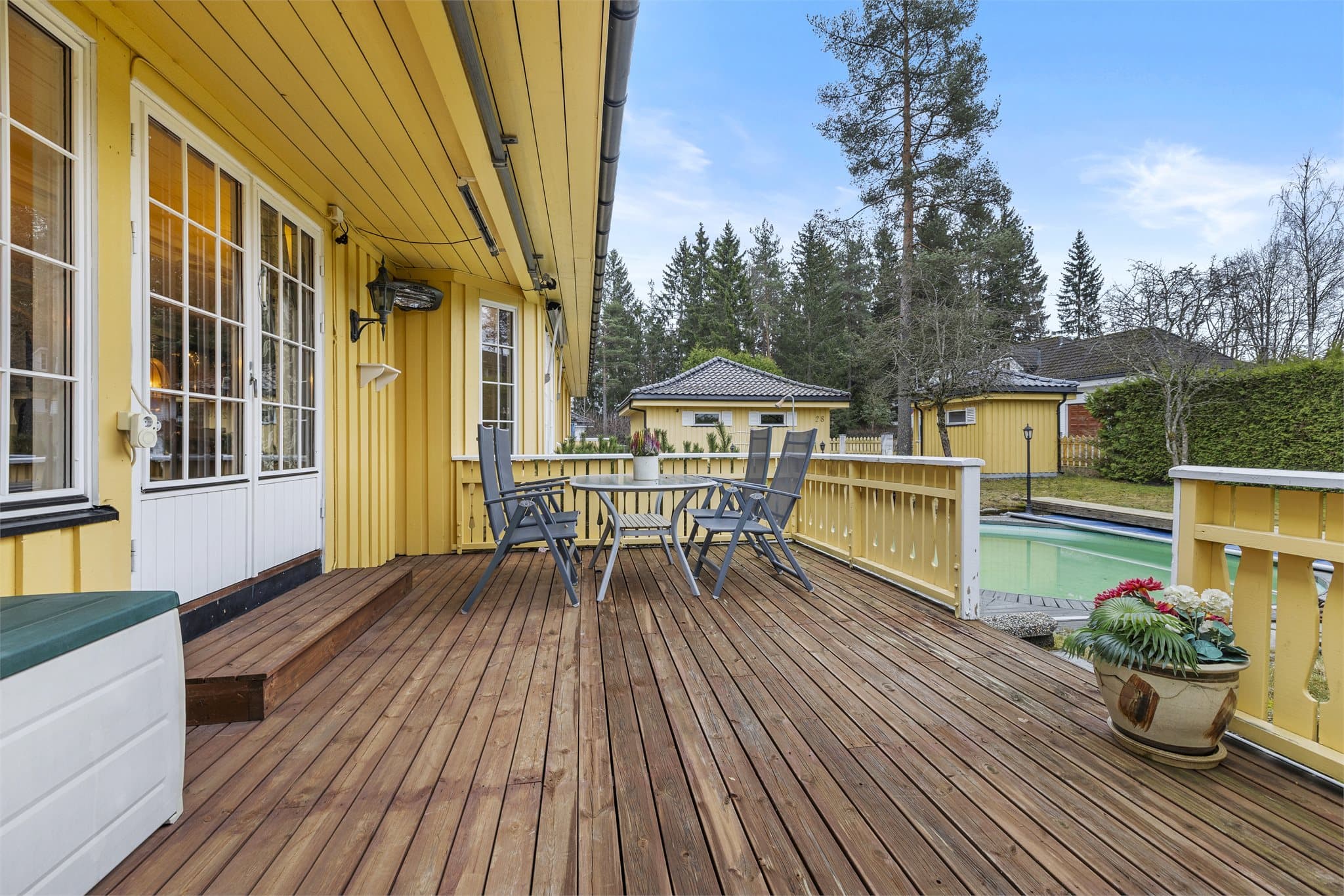 Eiendommen ligger på en pent opparbeidet og svært barnevennlig tomt i rolige omgivelser.