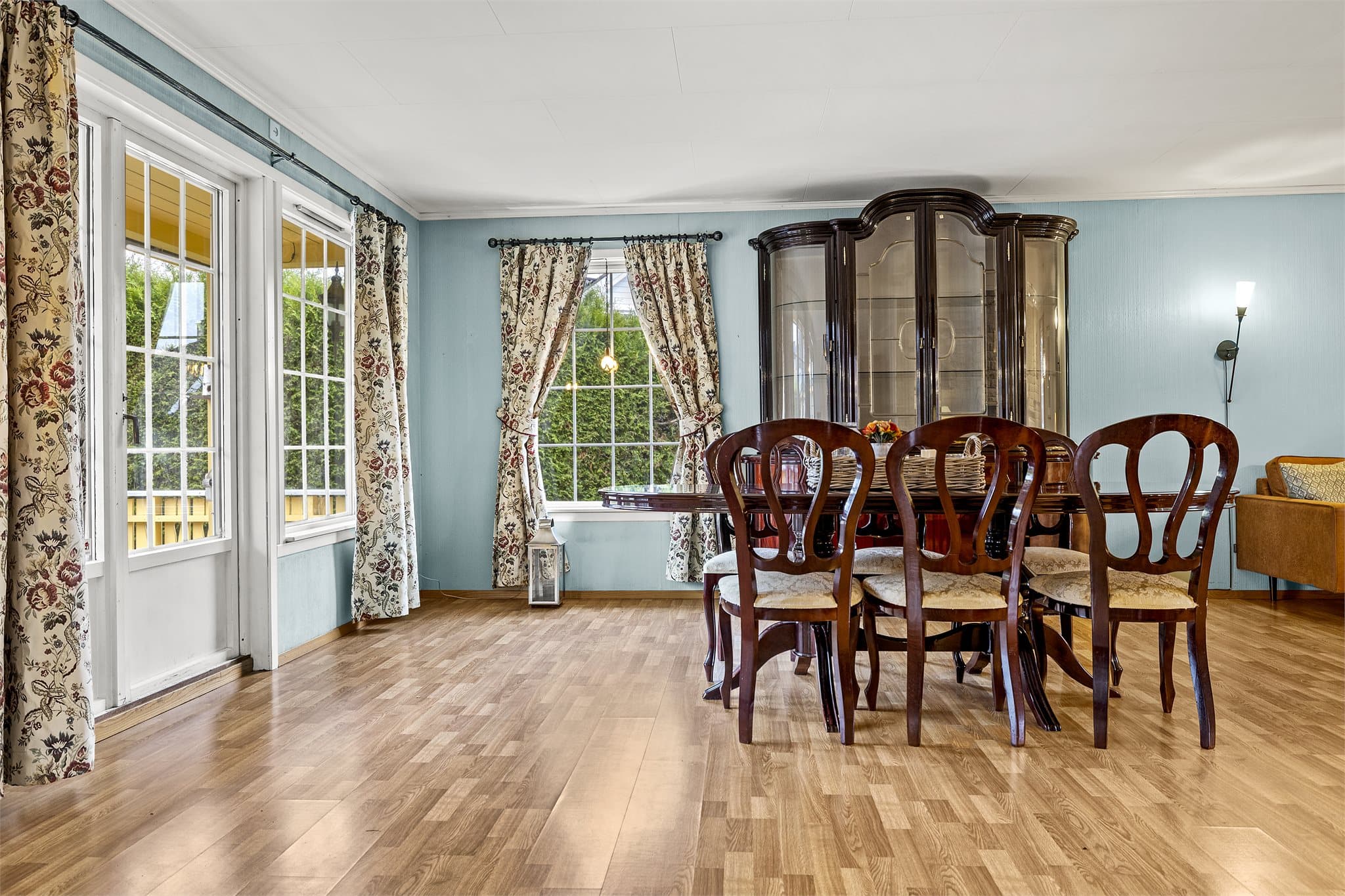 - Herfra er det utgang til en solrik terrasse - perfekt for rolige morgener eller sosiale sommerdager -