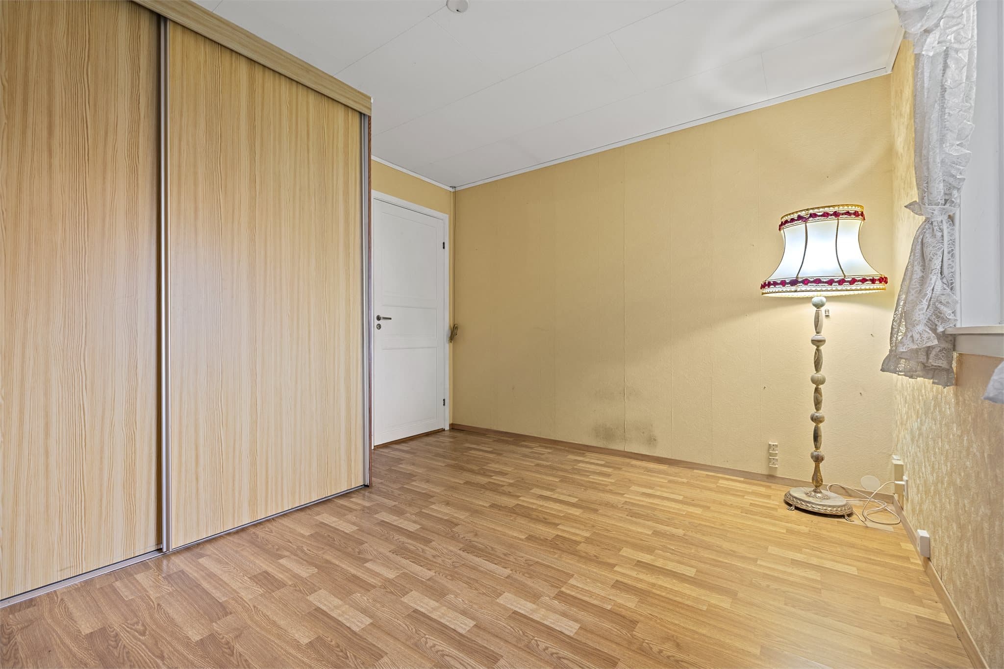 - Soverom 1.etg med garderobeskap -