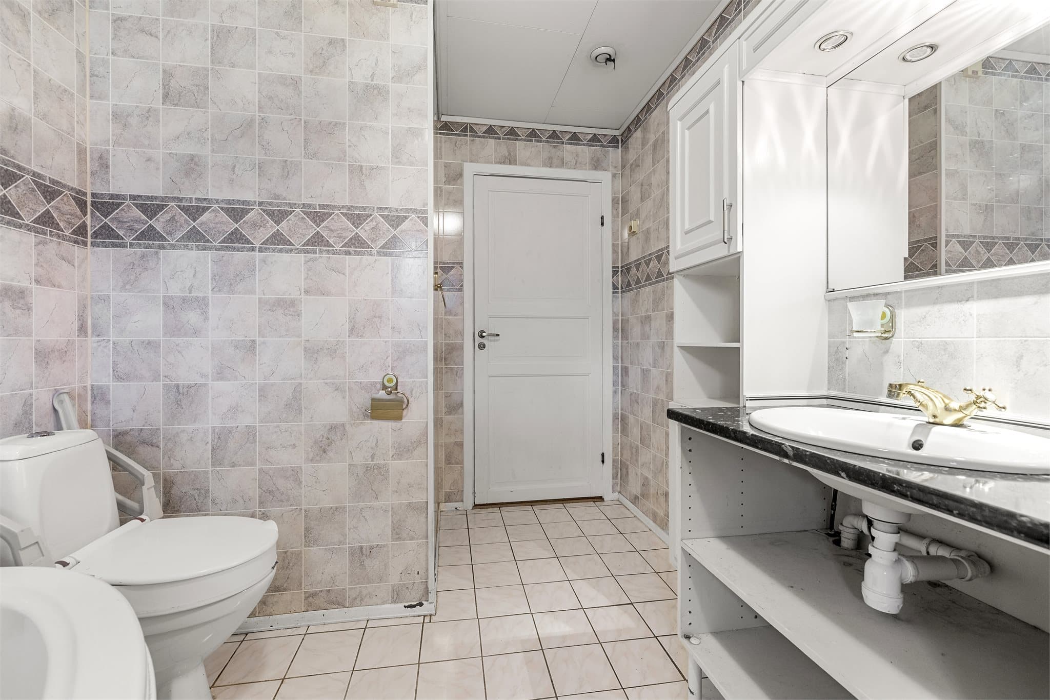 1. Etg har også to soverom i god størrelse, et bad, separat toalettrom og et vaskerom.