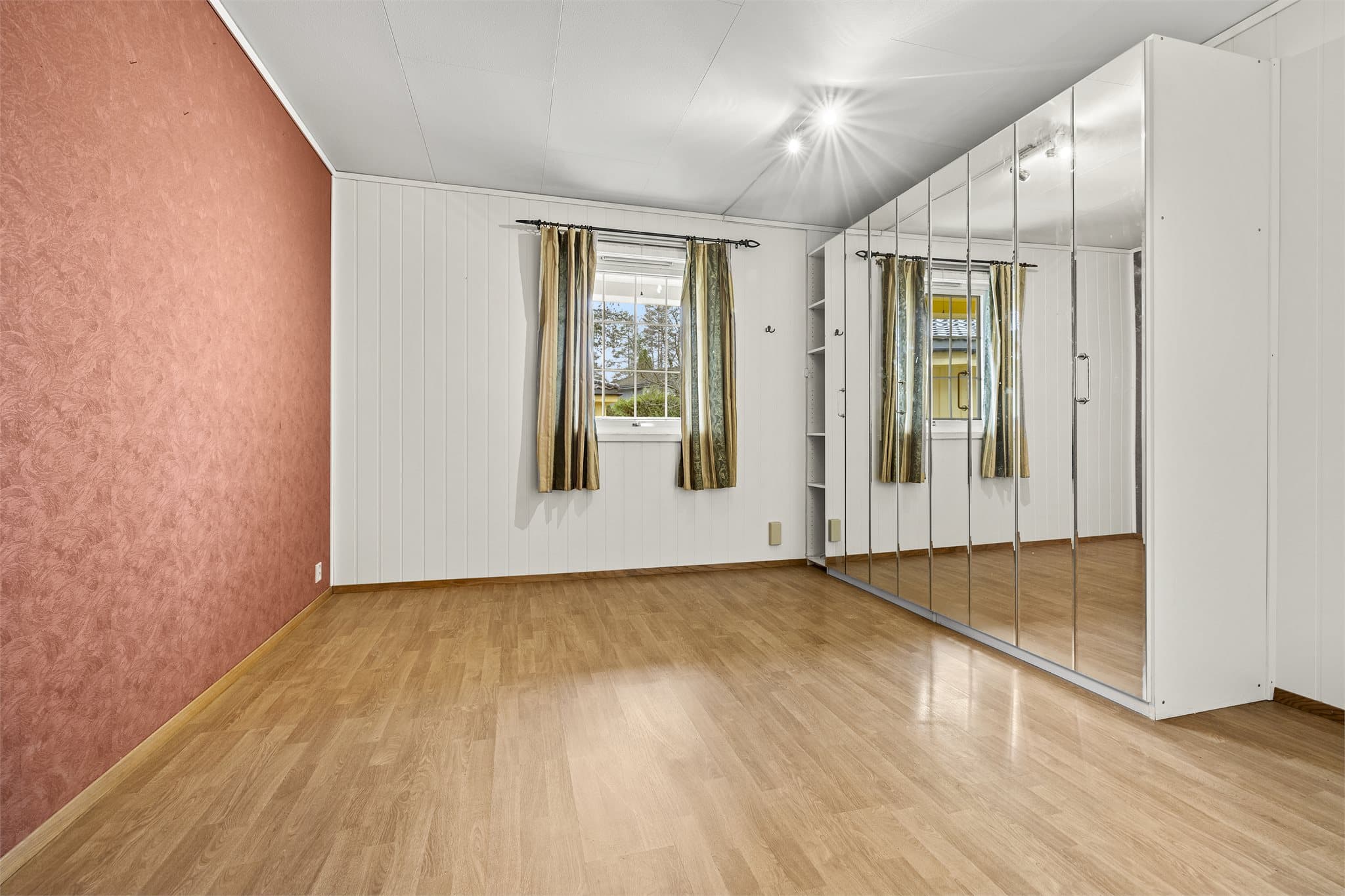 Soverom 1.etg med garderobeskap