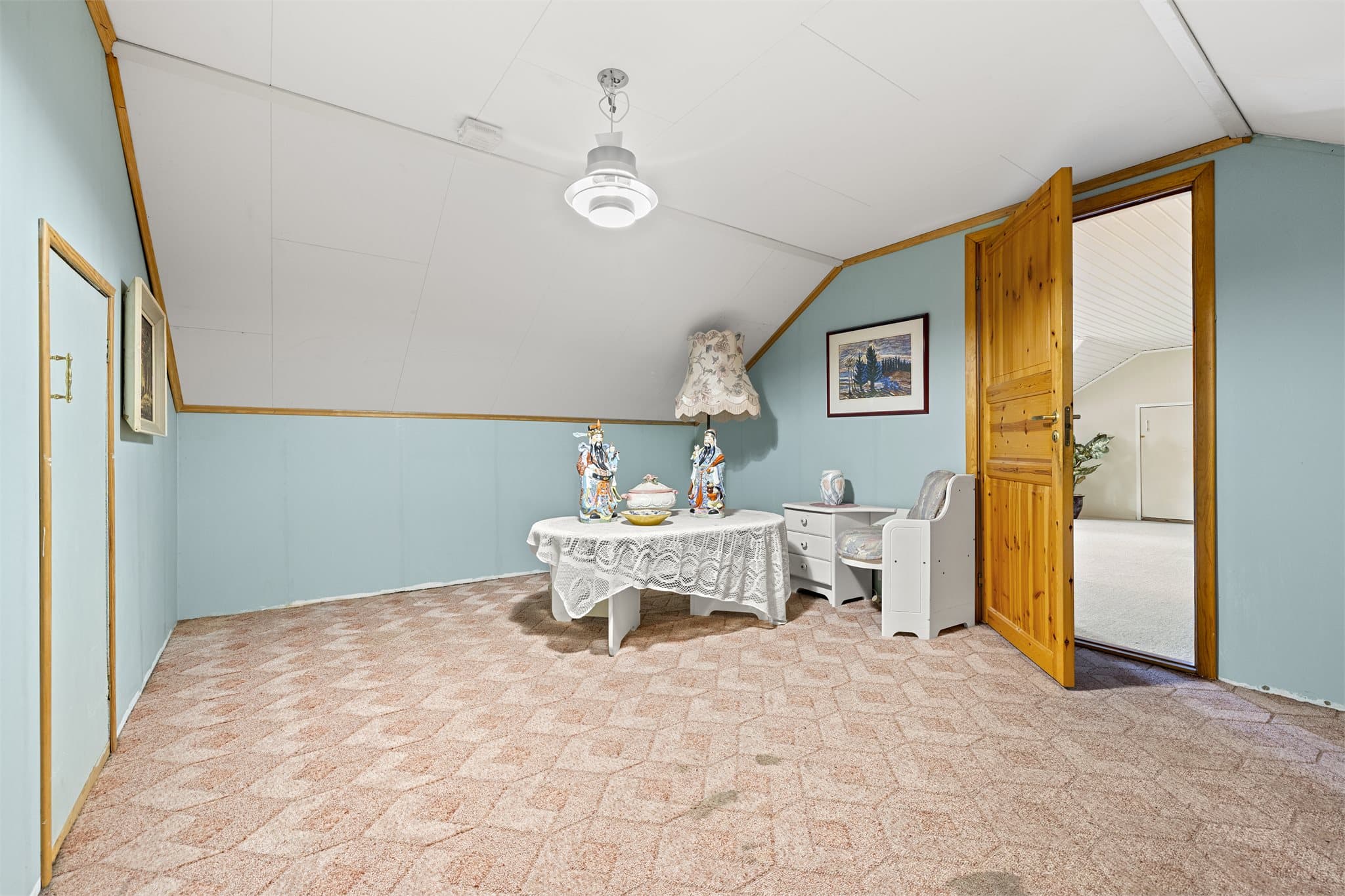 Loftetasjen flere kneloft med god oppbevaring.