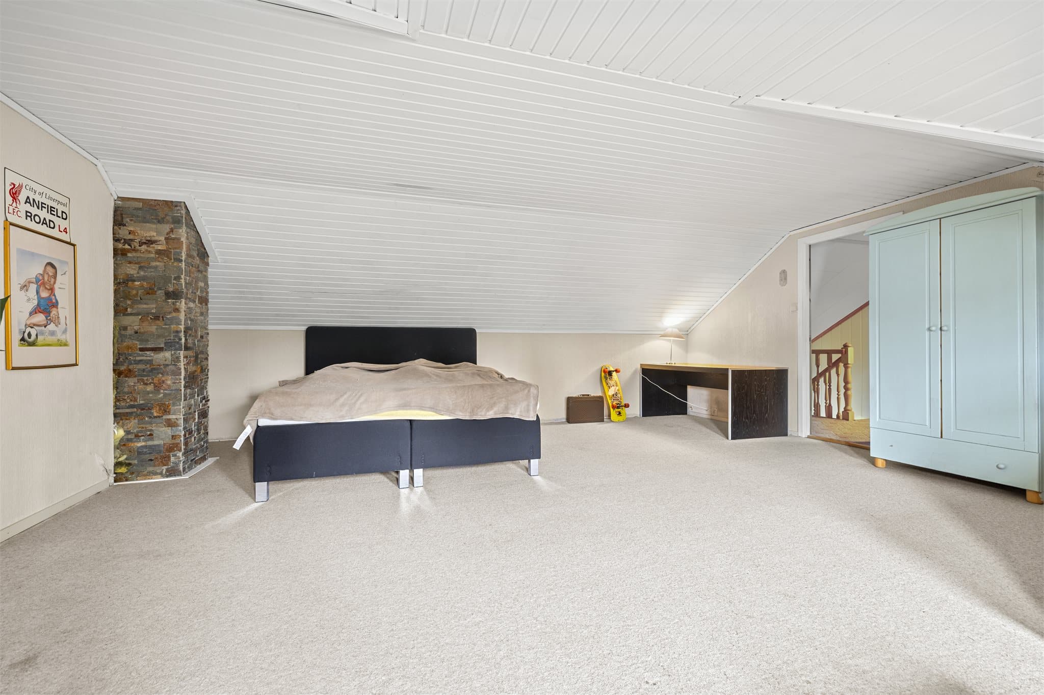 Loftet er innredet med gang og et ekstra soverom (ikke godkjent), og fungerer som en rolig og tilbaketrukket del av boligen.