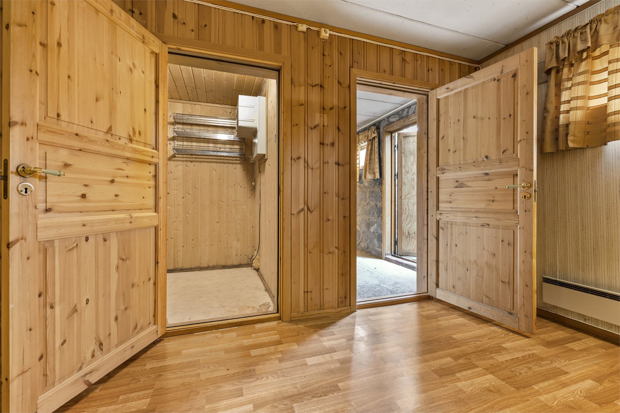 Kjelleretasjen har egen inngang og åpner for mange muligheter