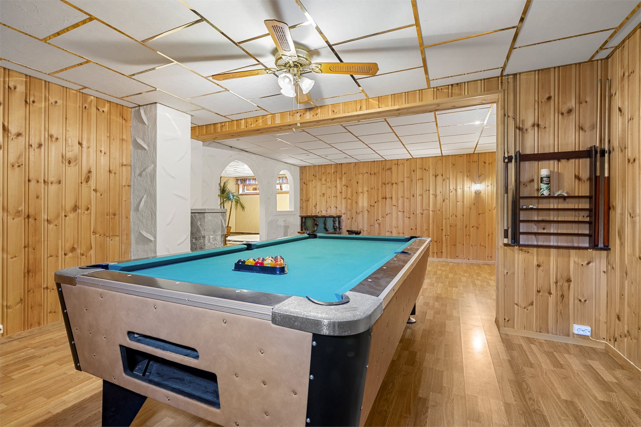 Her finner du en romslig kjellerstue (ikke godkjent), bad, våtrom (ikke godkjent) med boblebad, samt flere boder og teknisk rom.