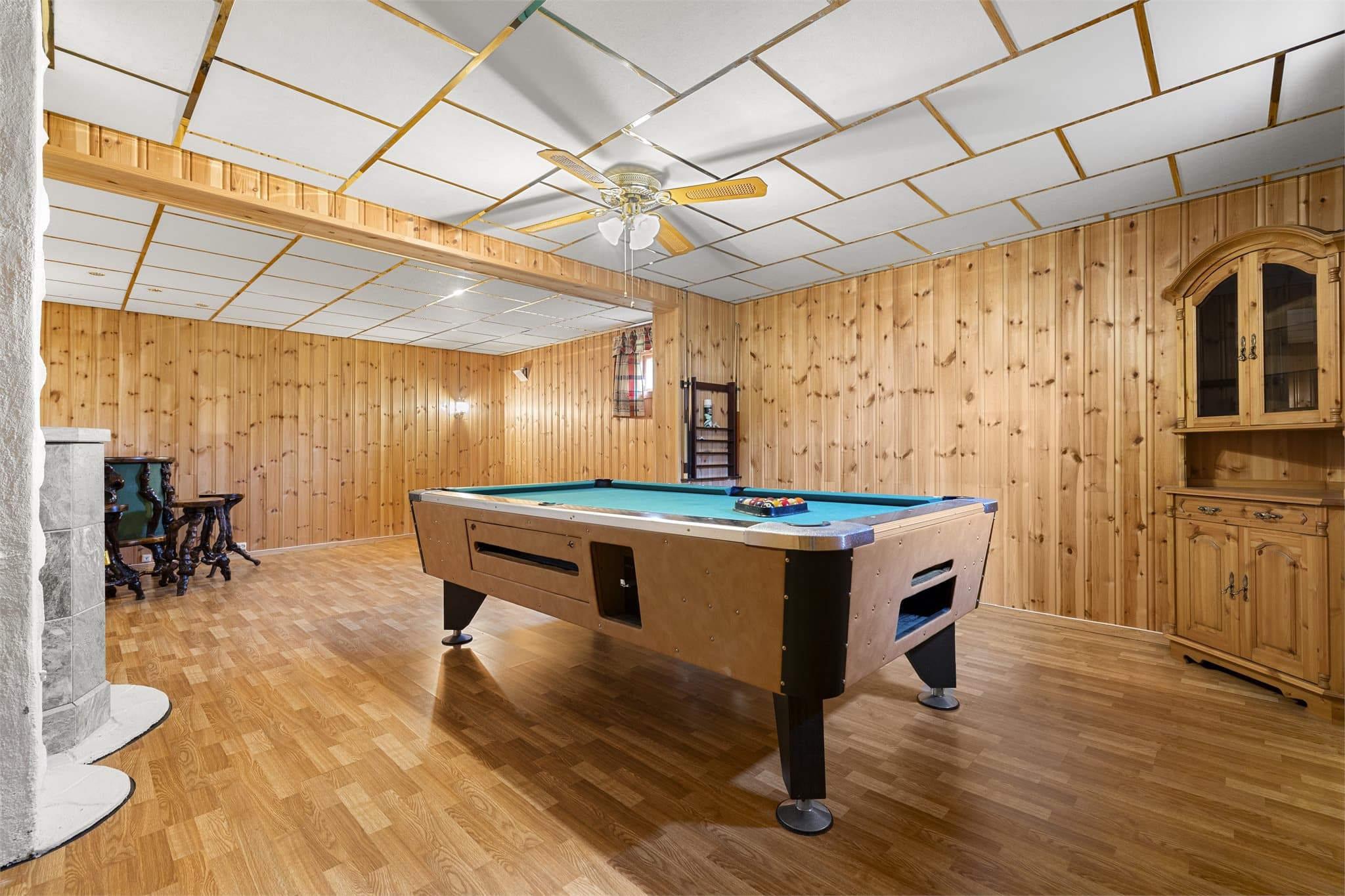 Stor rom med høyt under taket.