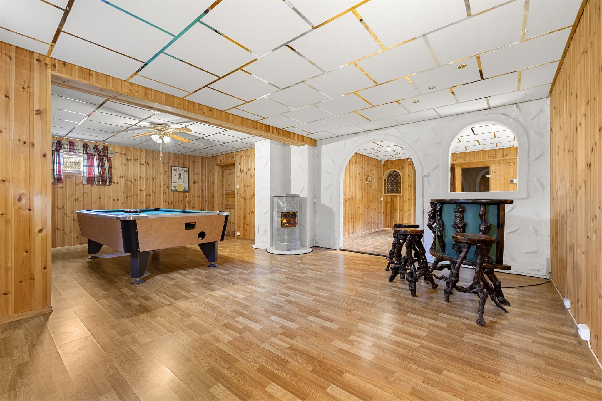 Biljard og bar i kjeller.