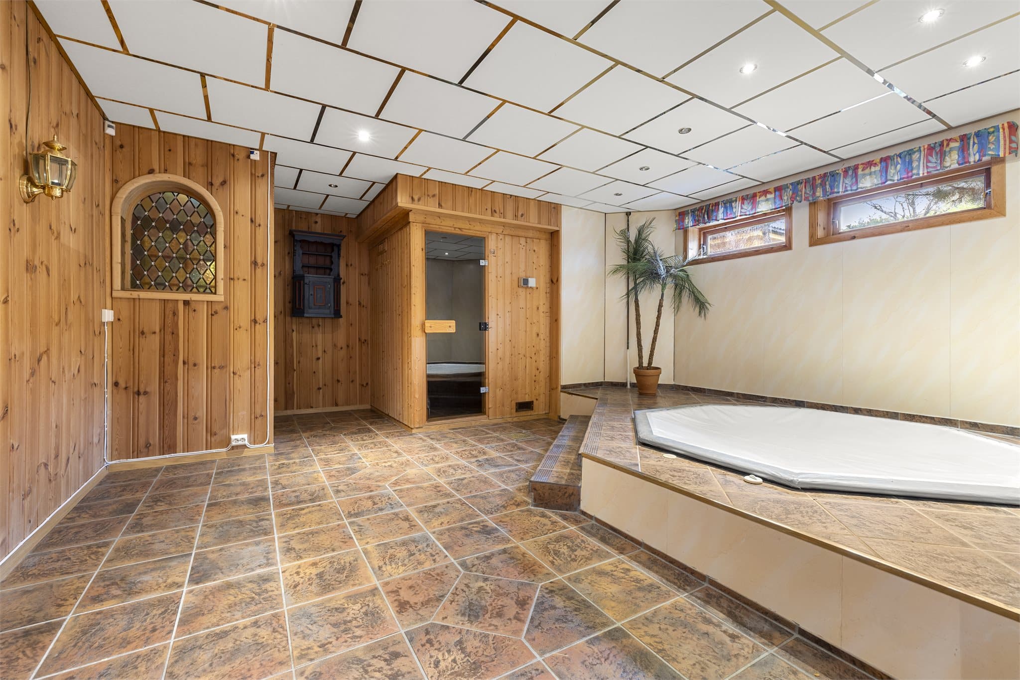 Varmekabler i kjeller: badrom, rom med boblebad og kjellerstue med biljard