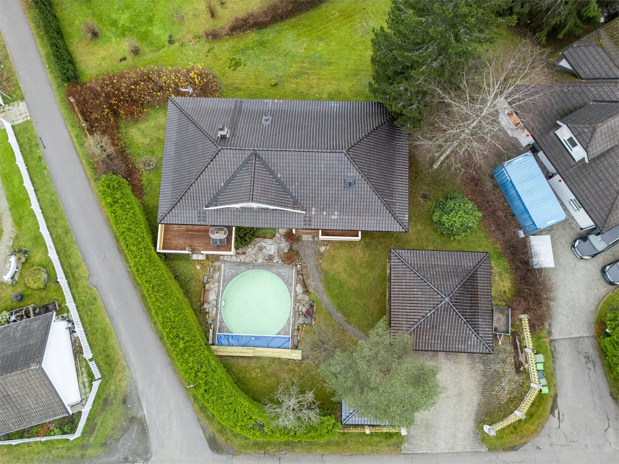 Stor enebolig i barnevennlig blindvei