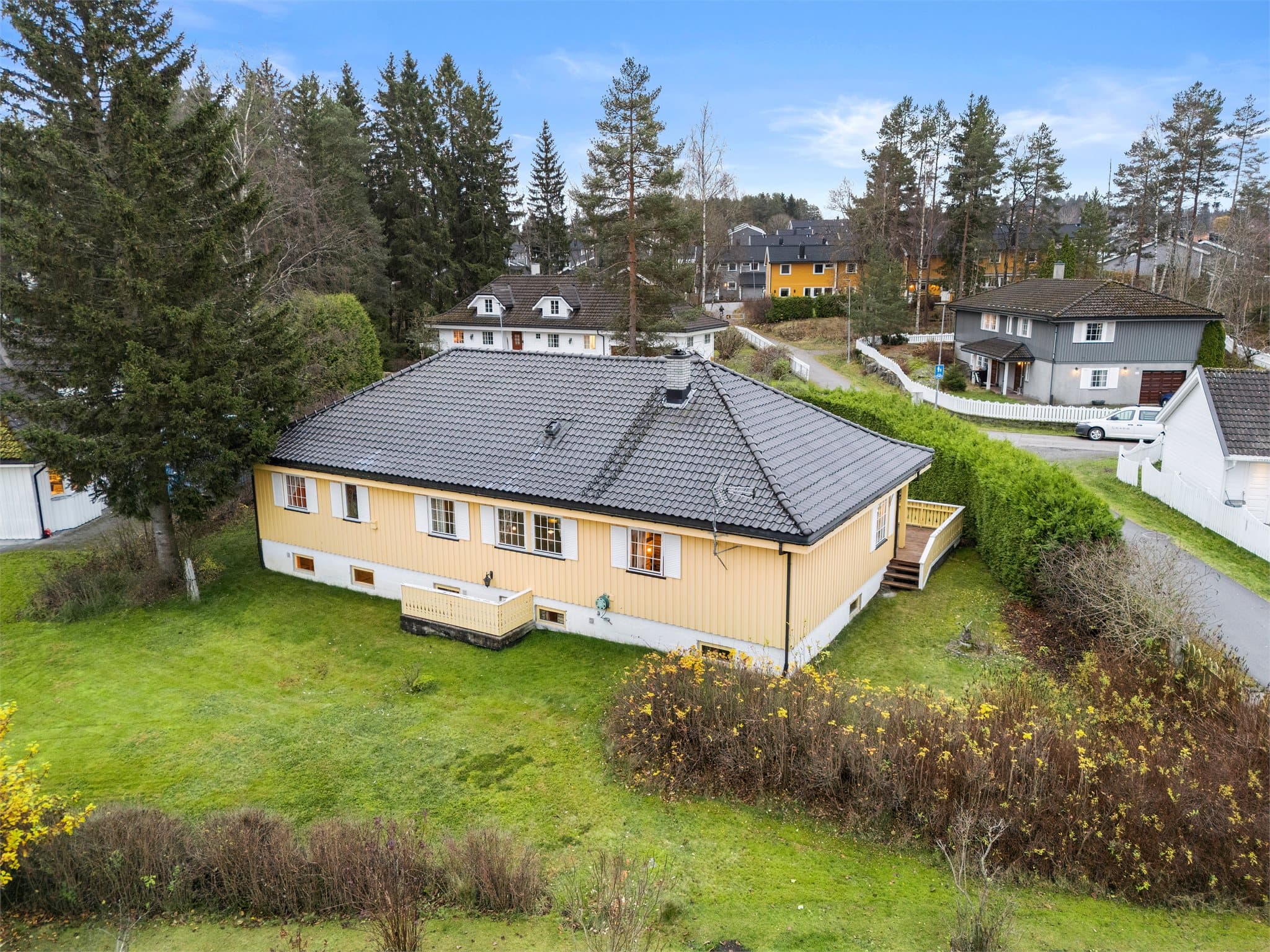 Egen inngang til kjeller bak huset.