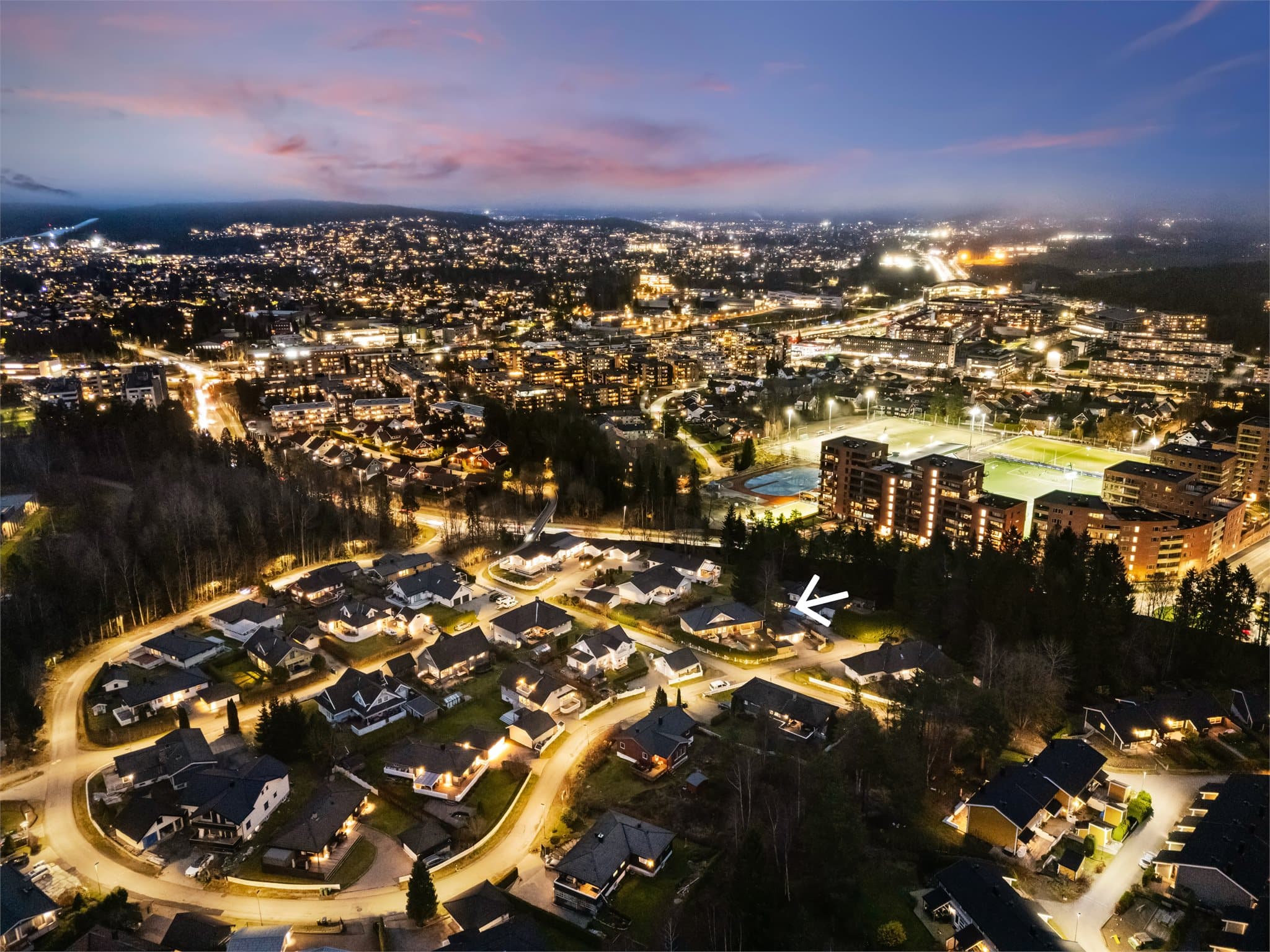 - Kort vei til handel, servicetilbud, barnehage, skole og Rolvsrud stadion -