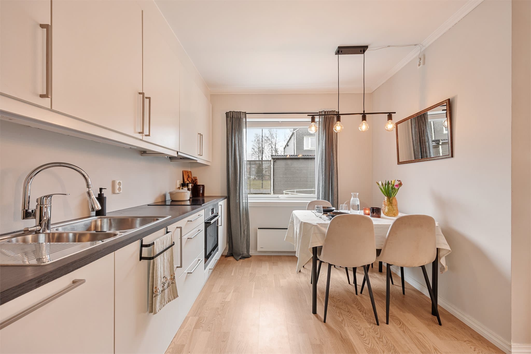 Det er god plass til spisegruppe på kjøkkenet.