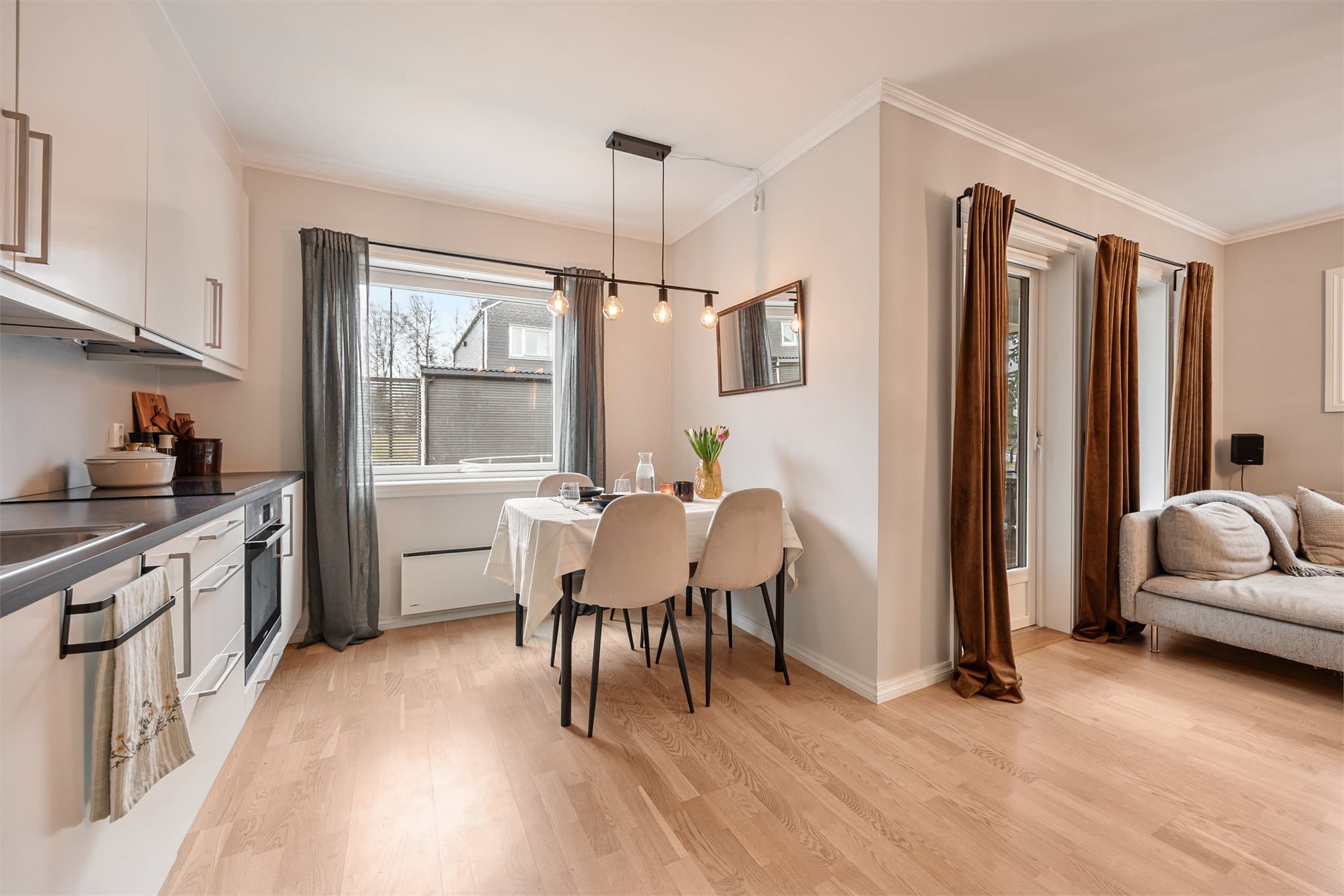 Kjøkkenet har integrerte hvitevarer.