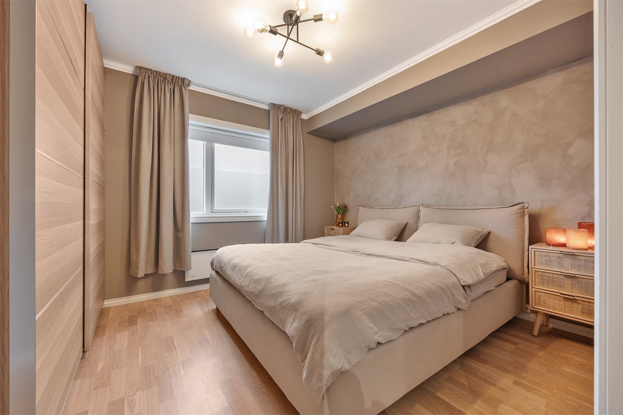 Hovedsoverommet har plass til dobbeltseng med tilhørende møblement og det er satt inn garderobeskap.