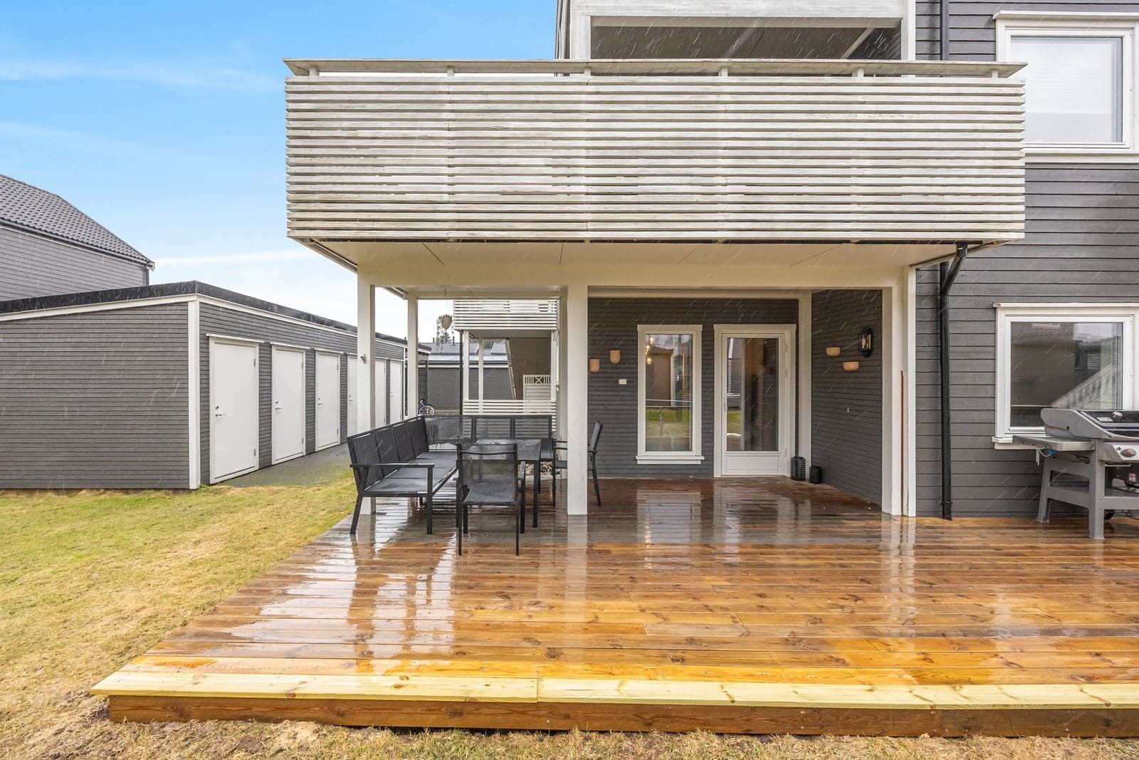 Deler av terrassen har overbygg.