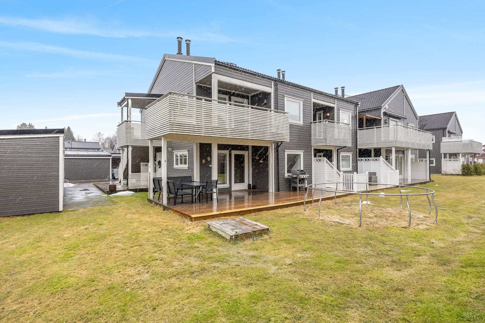 Her bor man i et rolig og etablert boligområde i Aurskog, med kort vei til det meste!