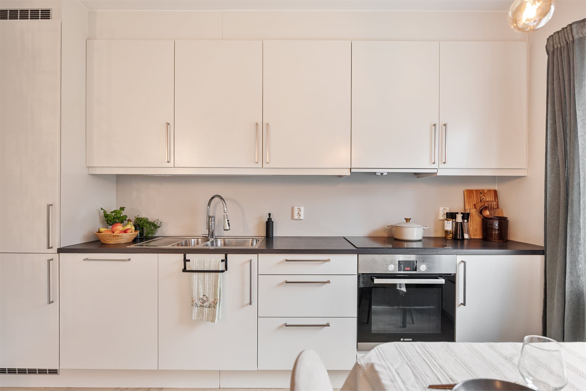 Kjøkkenet er i åpen løsning mot stuen.