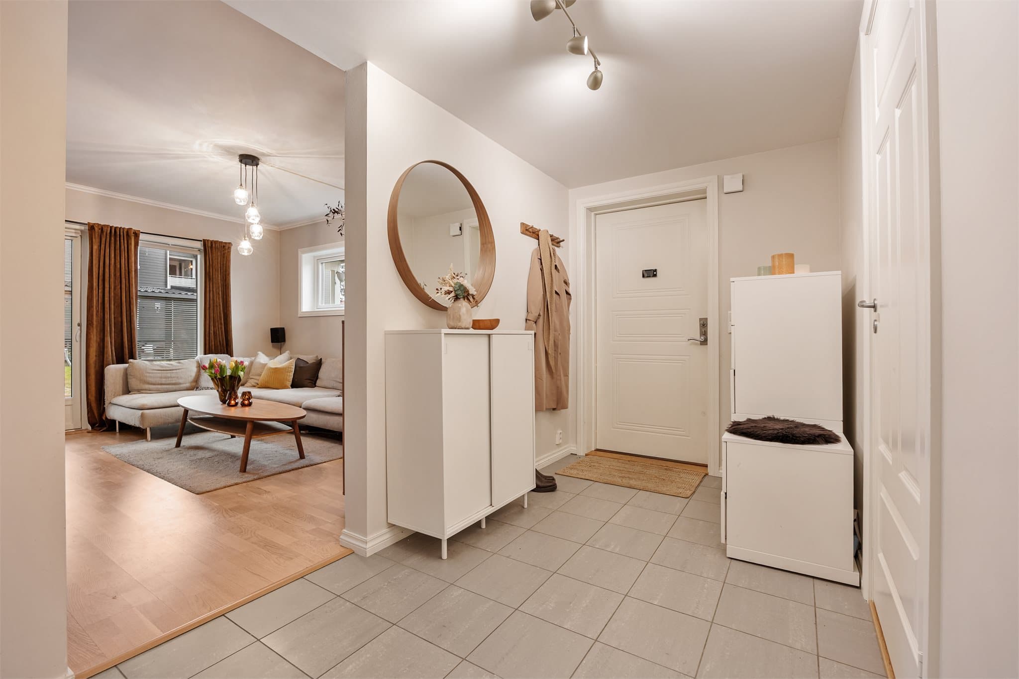 Entré med gulvvarme og god plass til oppbevaringsmøblement.