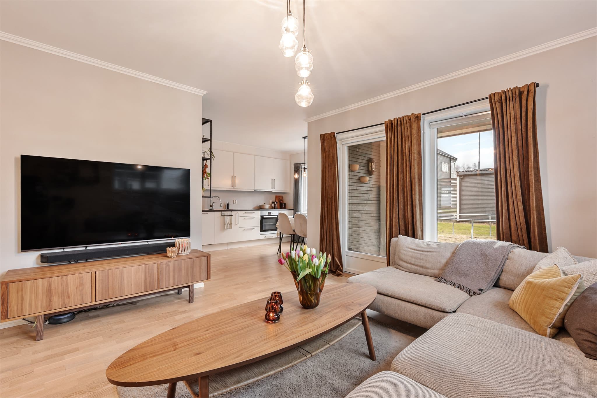 Fra stuen er det utgang til terrasse.