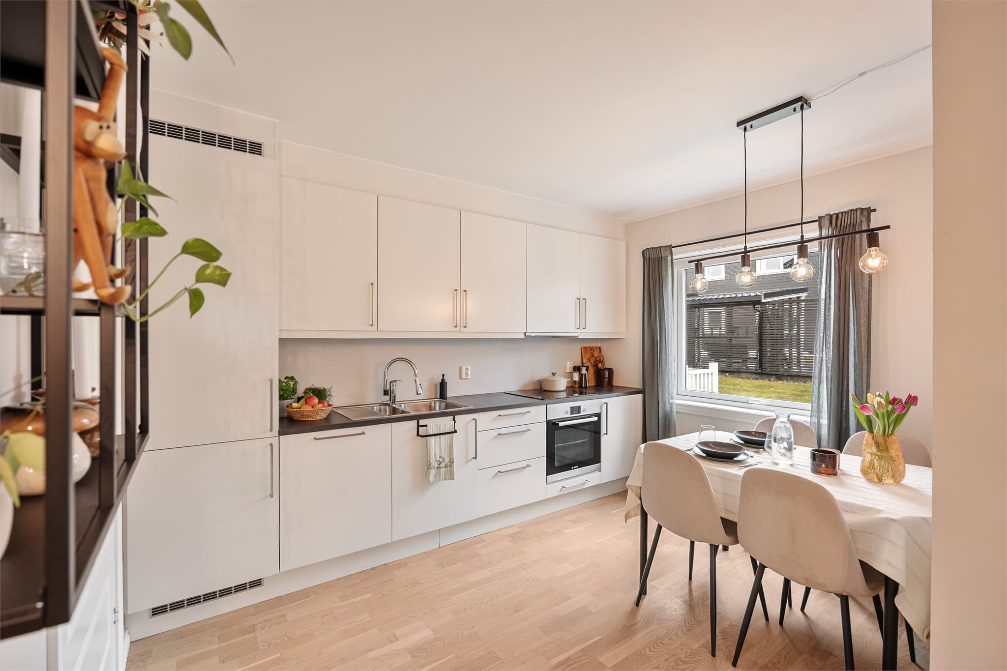 Leiligheten holder en god standard med lyse veggflater og parkett i oppholdsrom.