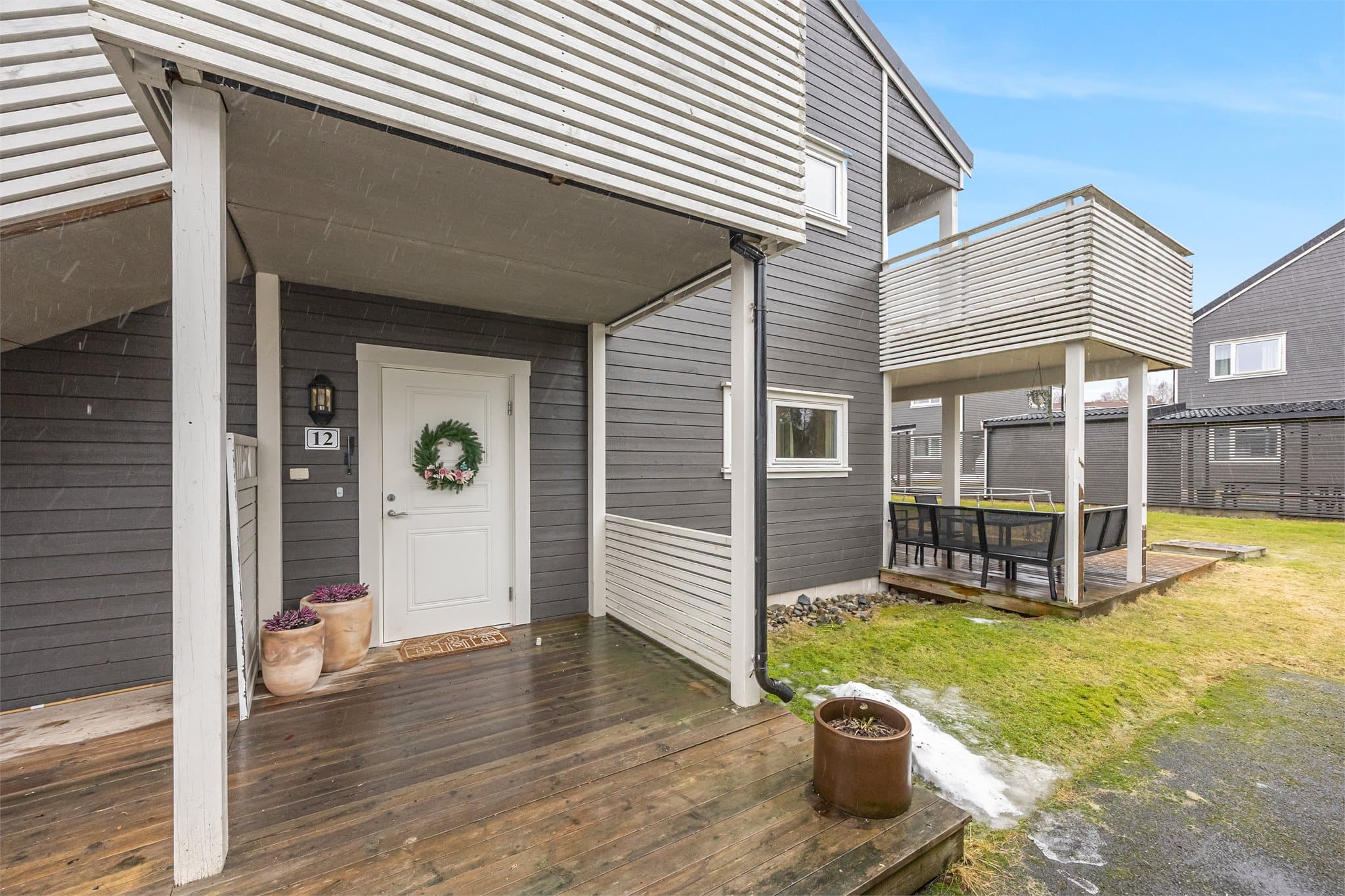 Leiligheten har et hyggelig inngangsparti med overbygg.