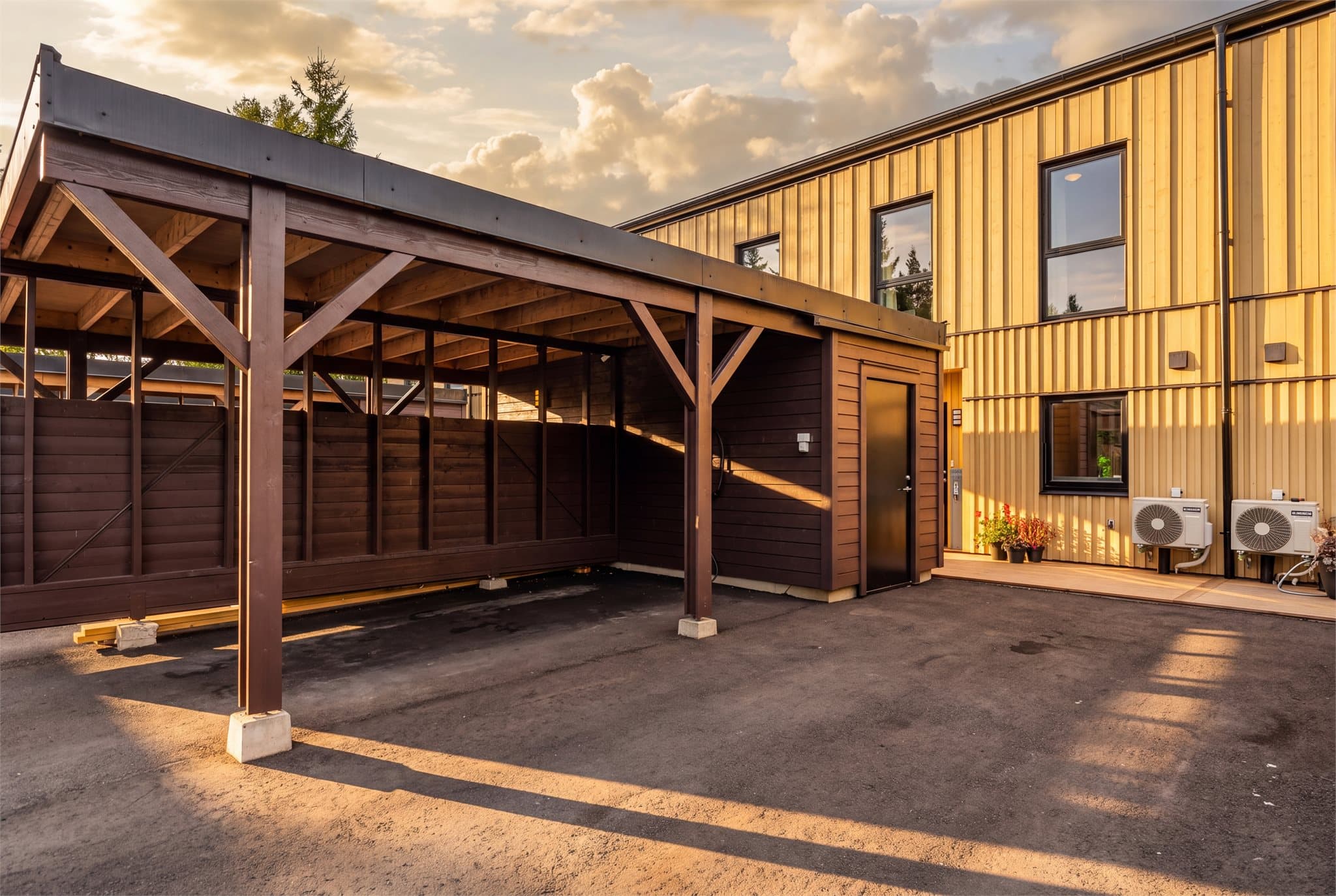 Det er biloppstillingsplass samt parkering i carport med elbillader. Oppbevaringsplass i bod.
