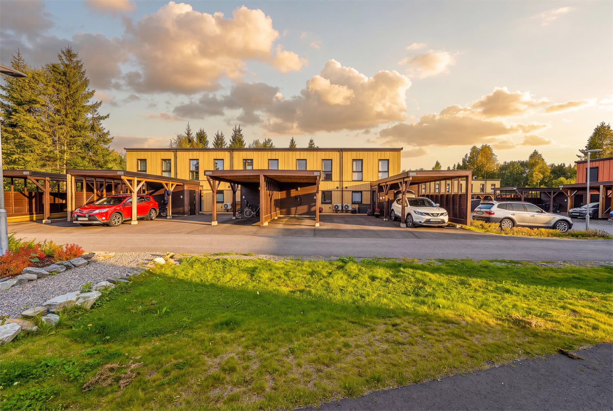 En nyere, og lekker rekkebolig i et familievennlig boligområde.
