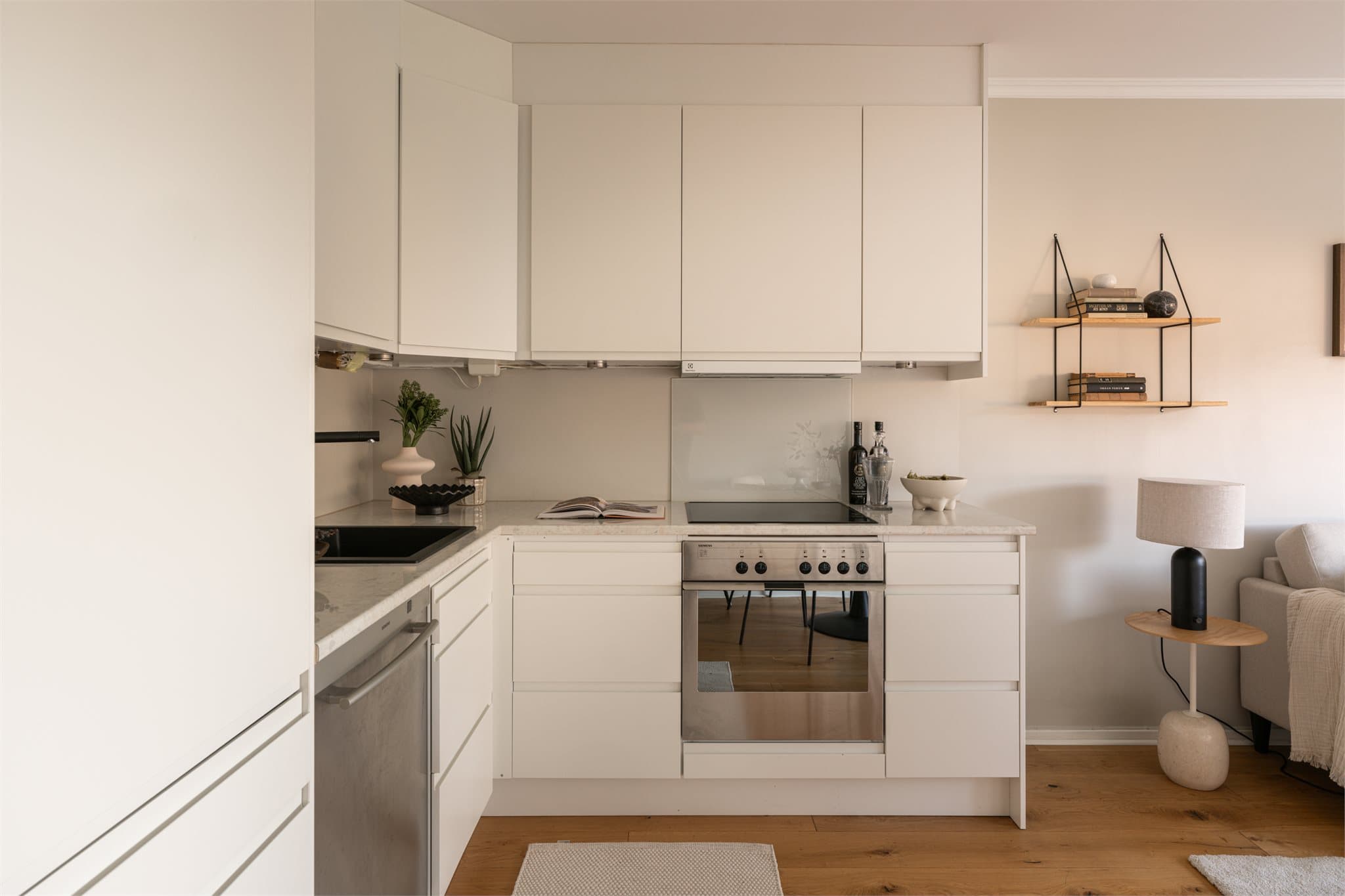 Boligen har en pen enstavs-parkett og delikate fargevalg gjennomgående forutenom flislagt bad.