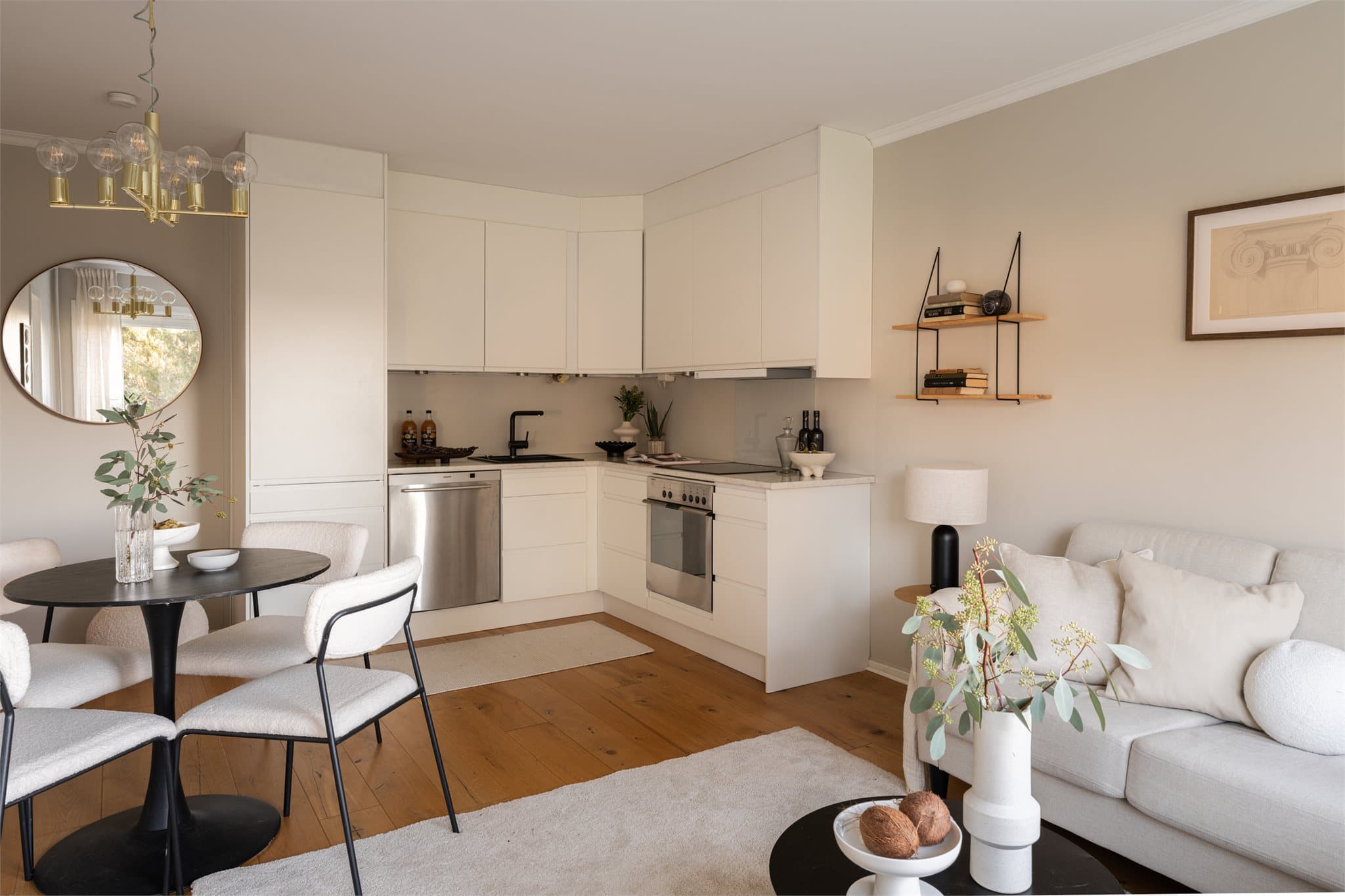 Rommet har også god plass til spisebord med tilhørende stoler sånn at du kan invitere venner og familie på hyggelige middagsselskaper.